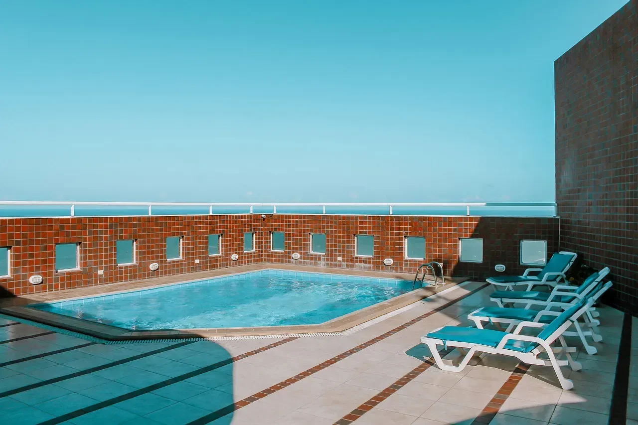 Piscina — Flat Vista Parcial Mar em Petrópolis by Qavi