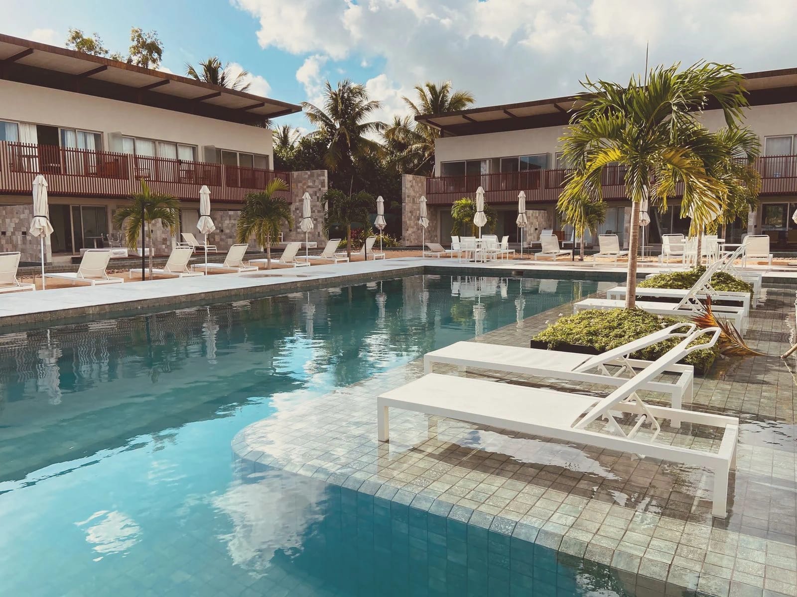Piscina — Flat Ile de Pipa Deck Molhado Bali by Qavi