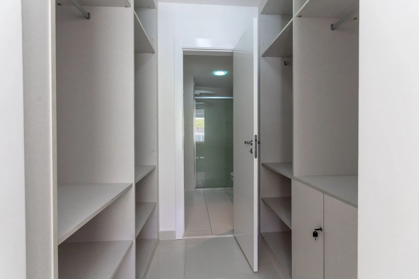 Dormitorio — In Mare Bali Flat Fiji by Qavi