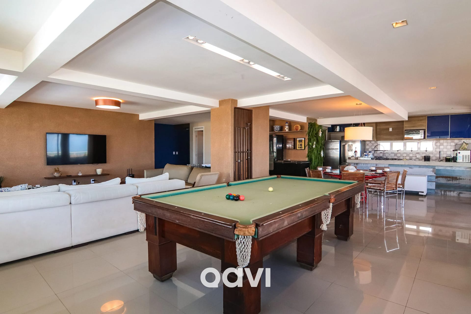 Sala de Estar — Cobertura Beira-Mar com Vista em Búzios by Qavi