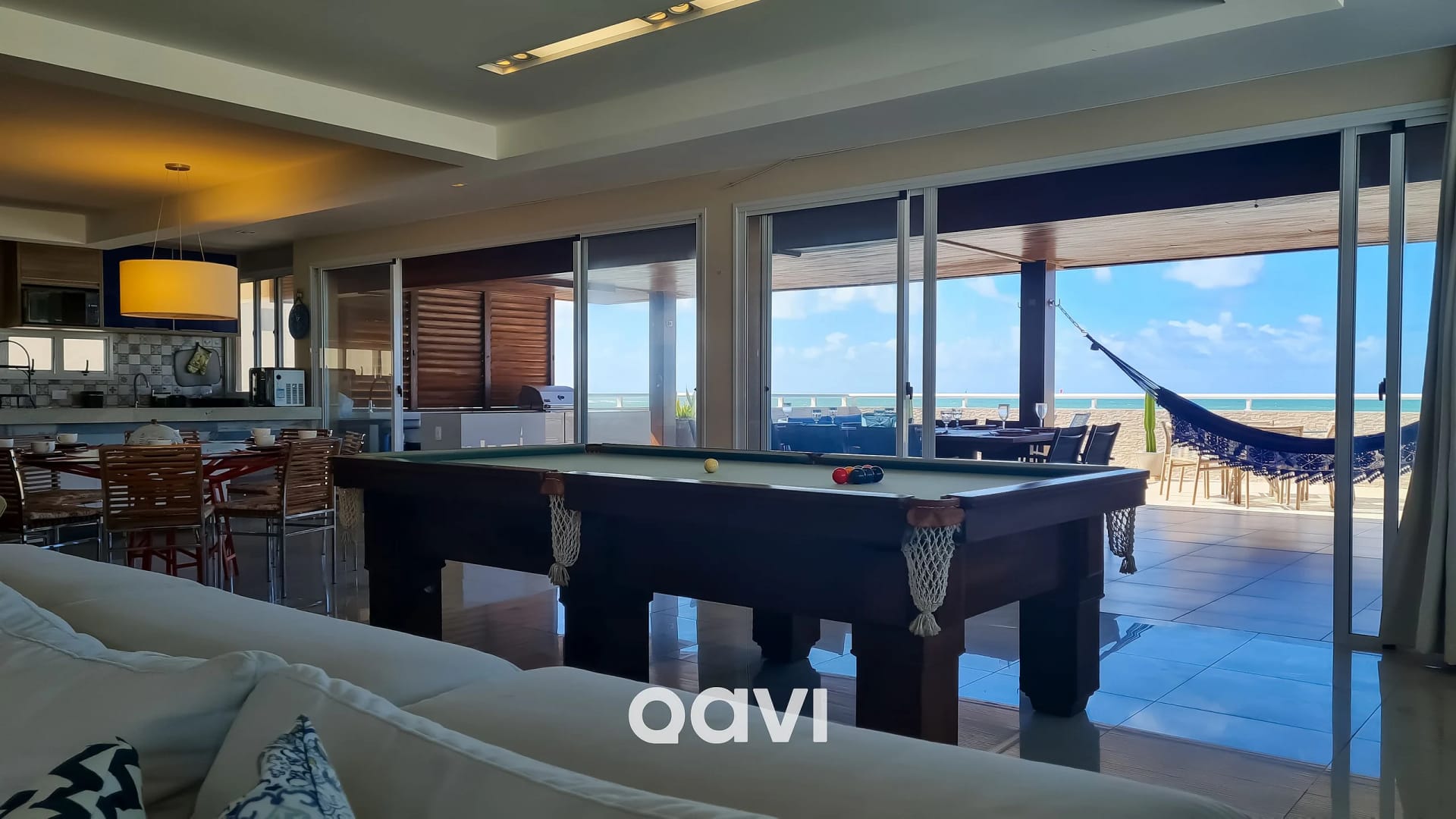 Sala de Estar — Cobertura Beira-Mar com Vista em Búzios by Qavi