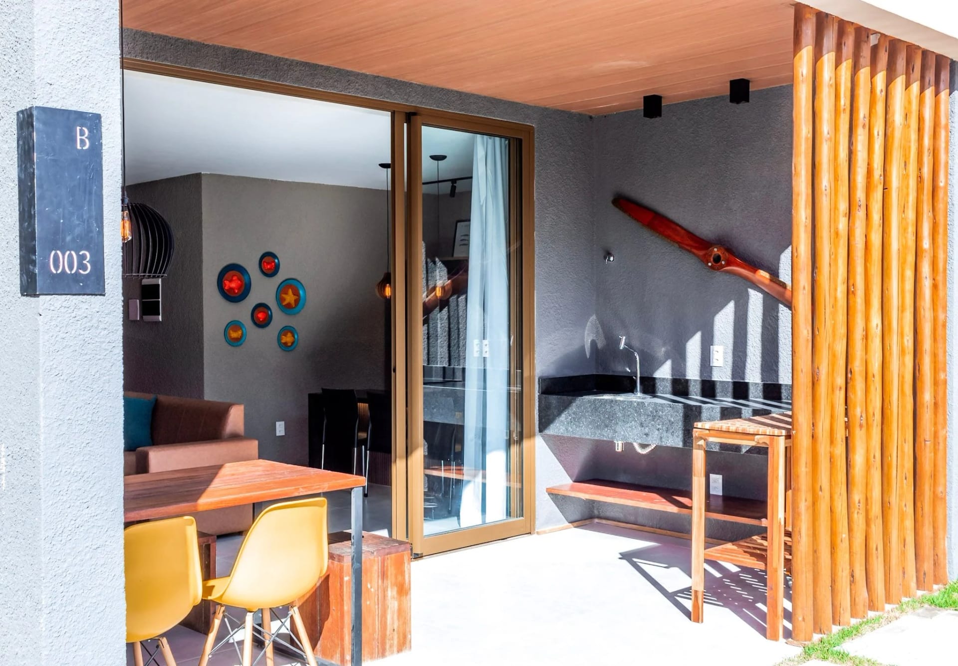 Balcony / Terrace — Apartamento com Piscina no Essence by Qavi