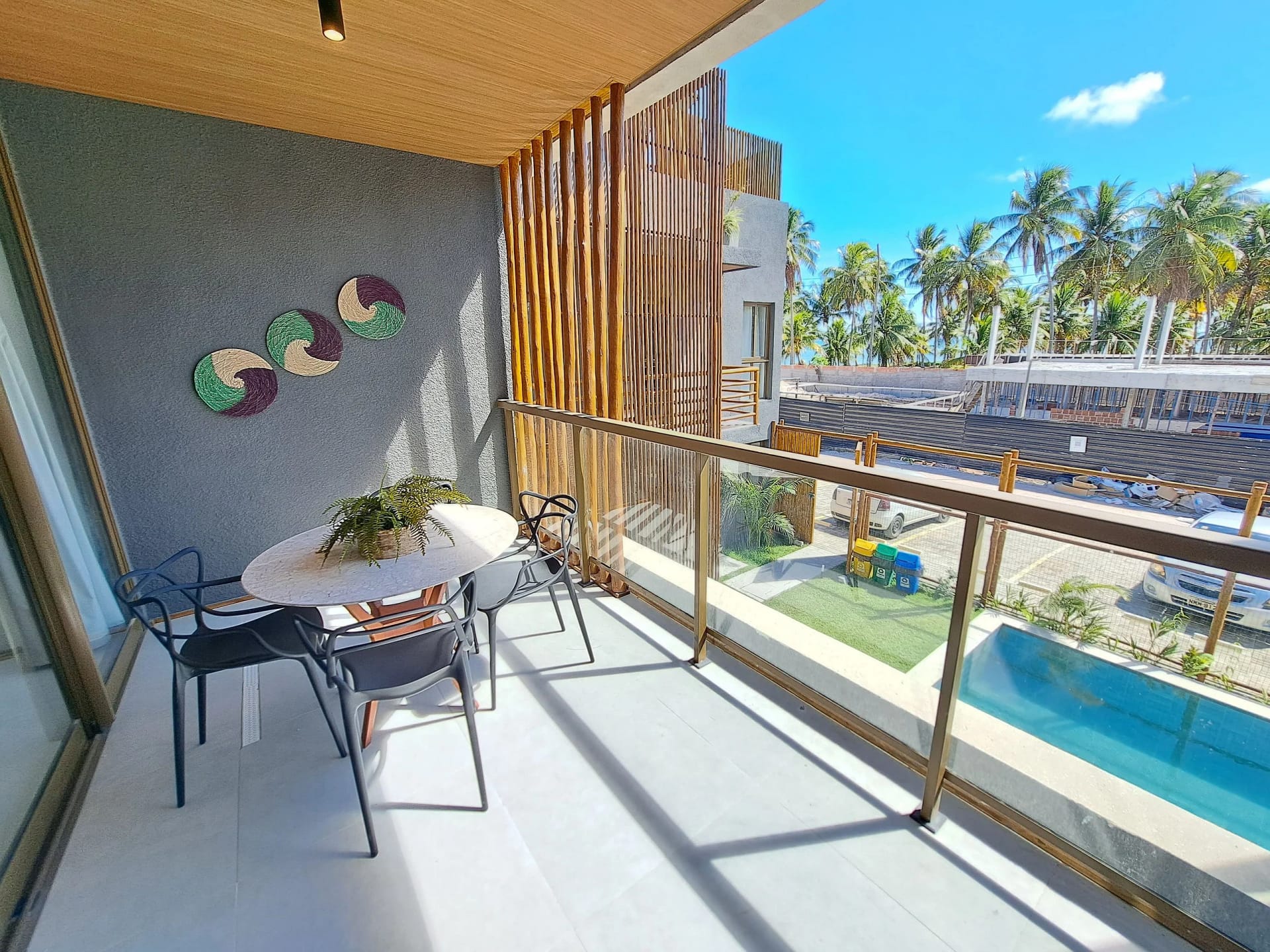 Fachada / Terraza — Essence B 108 na Rota dos Milagres by Qavi