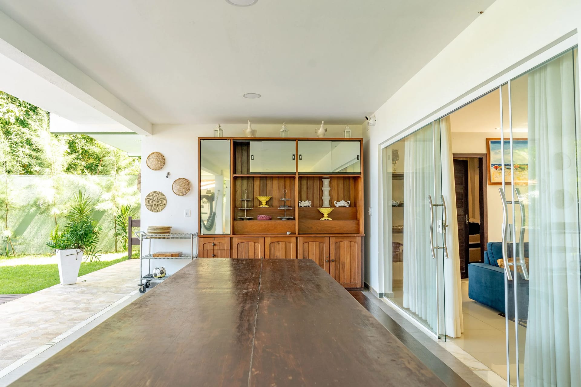 Seating area — Casa com Piscina em Pipa no Flores da Mata by Qavi
