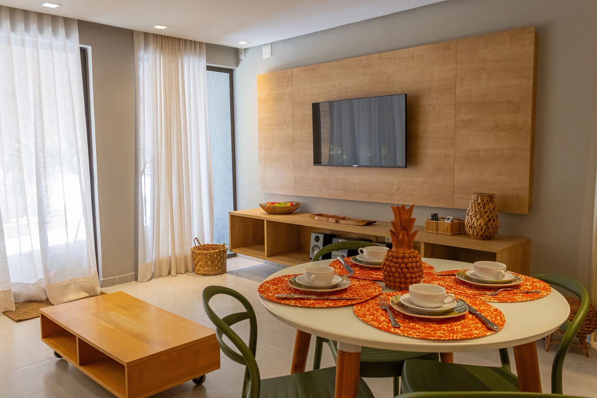 Sala de Estar — Triplex com piscina na praia do Patacho by Qavi