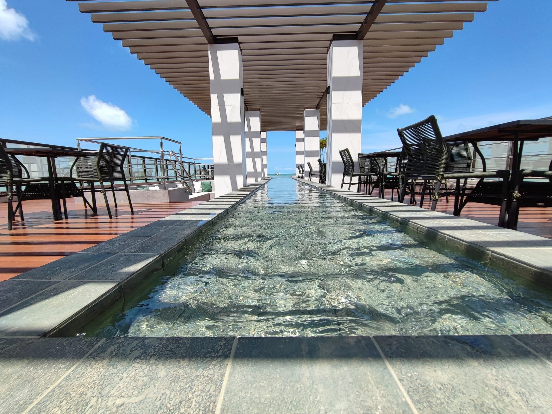 Swimming pool — Studio em Prédio Vista Mar Manaíra Arpoar by Qavi