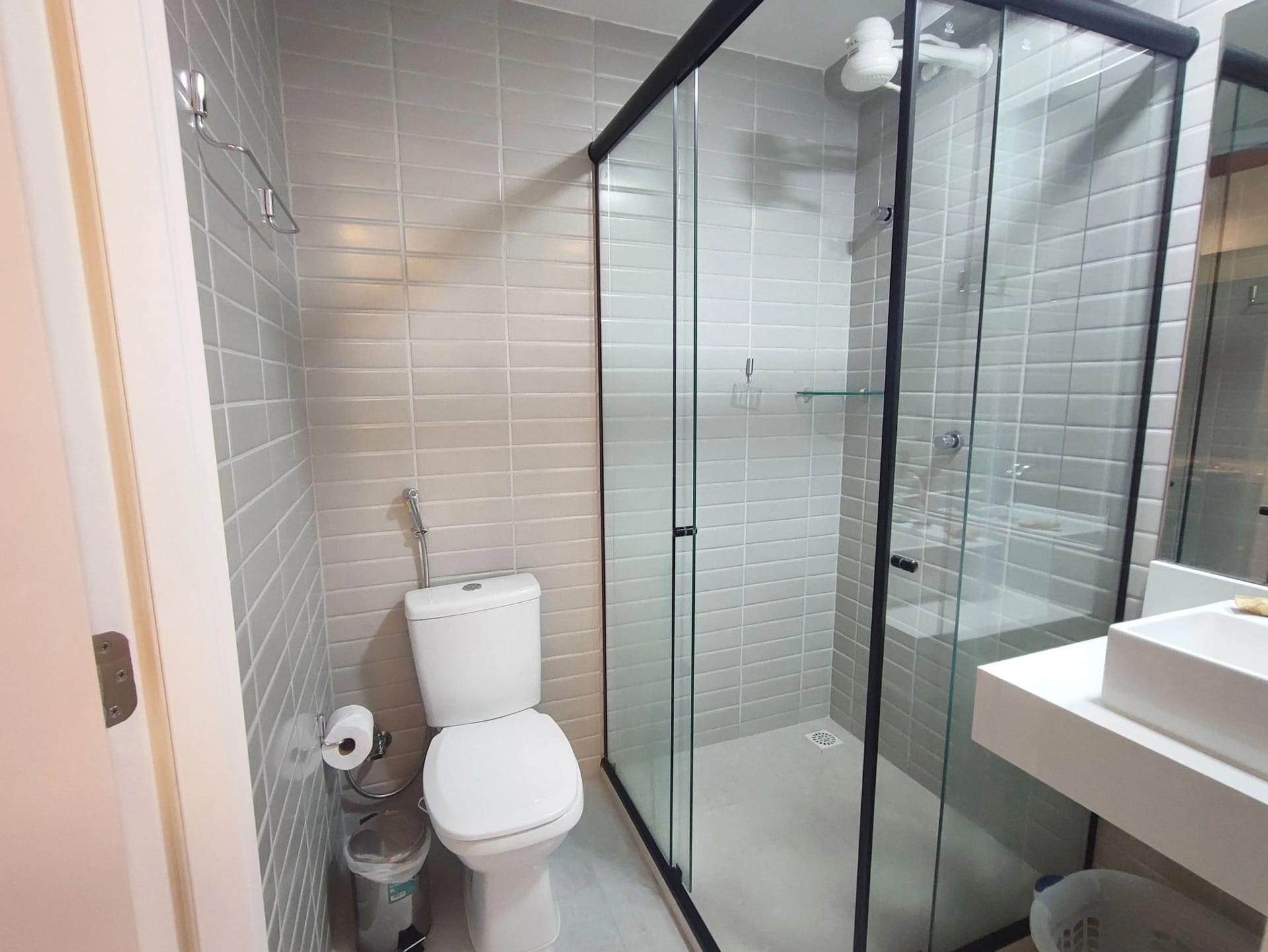 Toilet — Studio em Prédio Vista Mar Manaíra Arpoar by Qavi