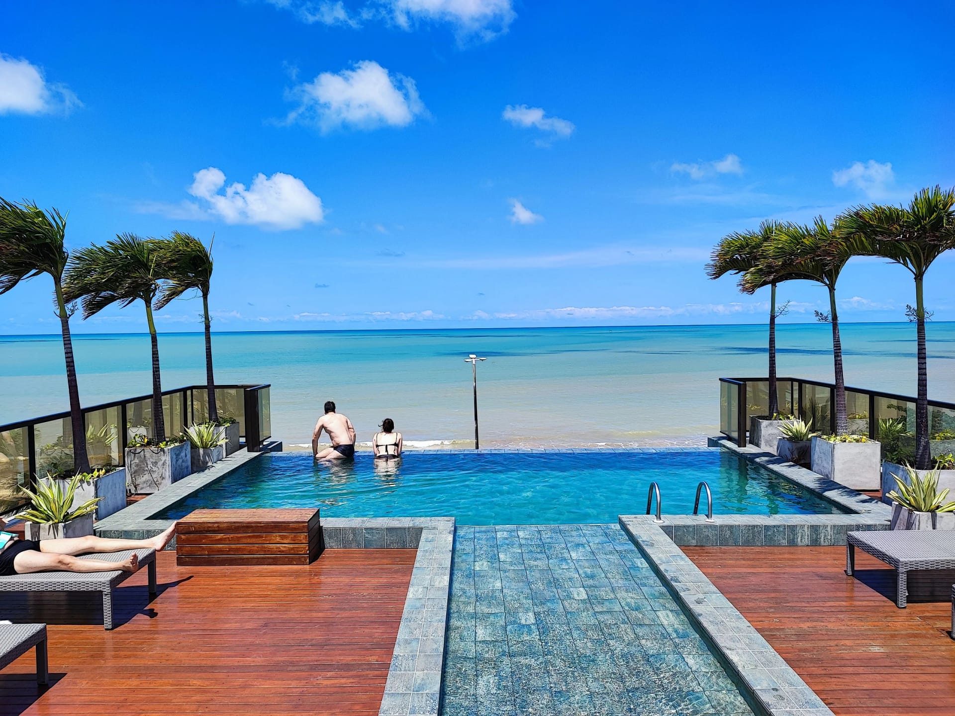 Swimming pool — Studio em Prédio Vista Mar Manaíra Arpoar by Qavi