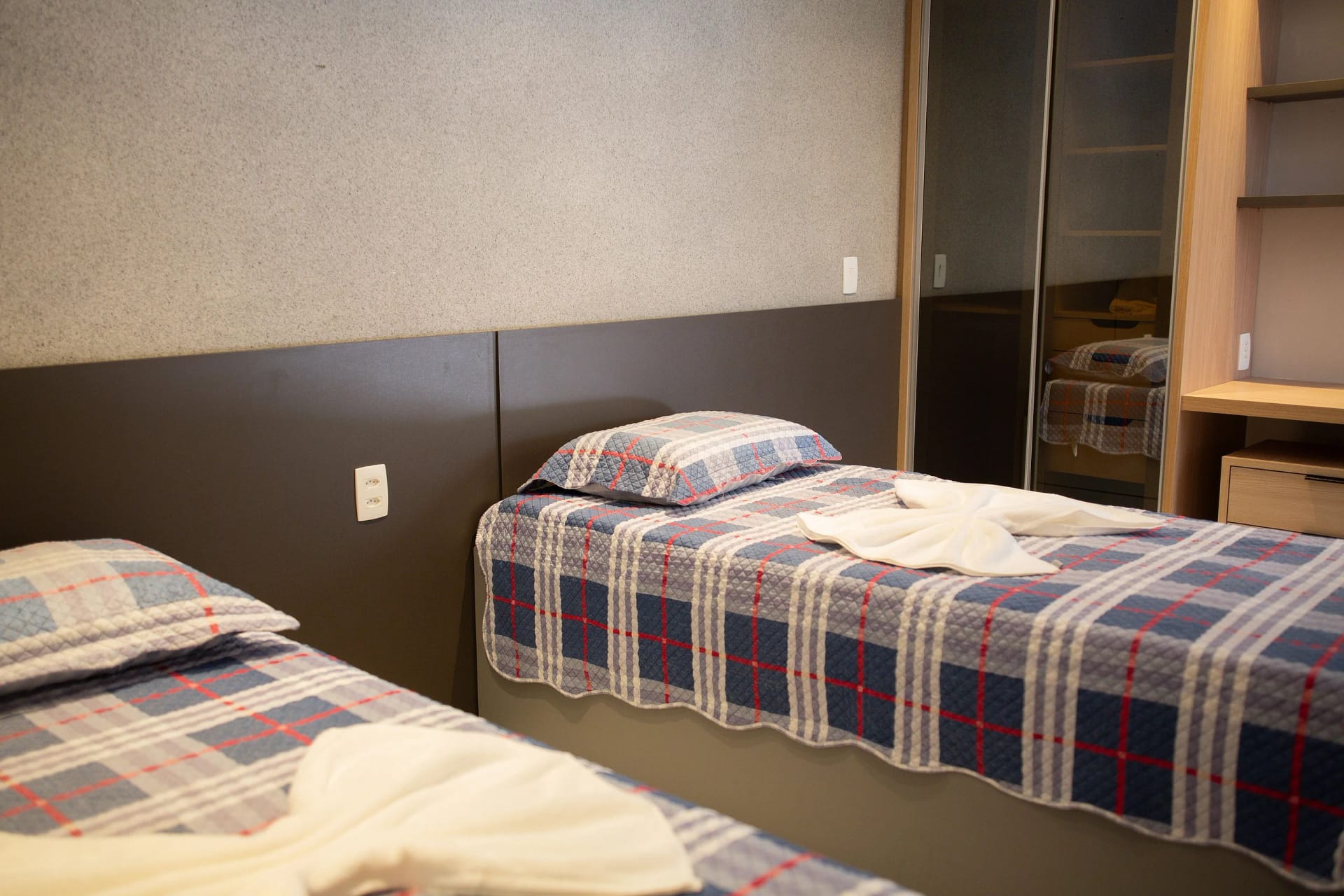 Quarto — In Mare Bali Flat Premium Sardenha by Qavi