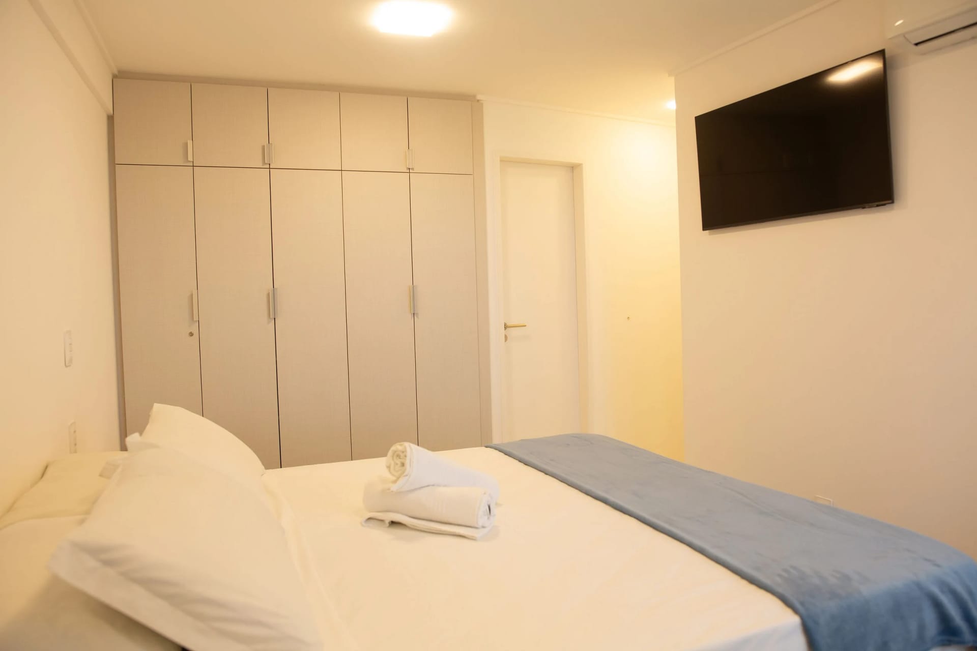 Foto de toda la habitación — Pontamares Flat Bali em Ponta Negra by Qavi