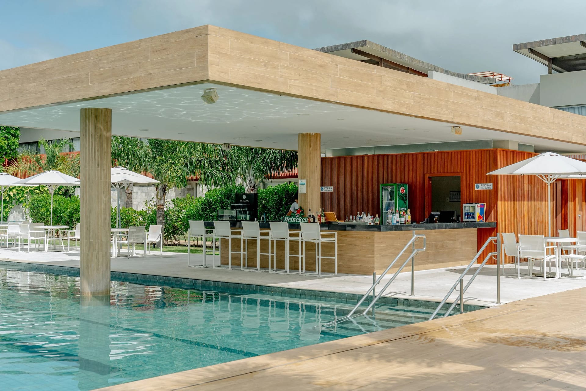 Quarto Deck Molhado Frente Piscina