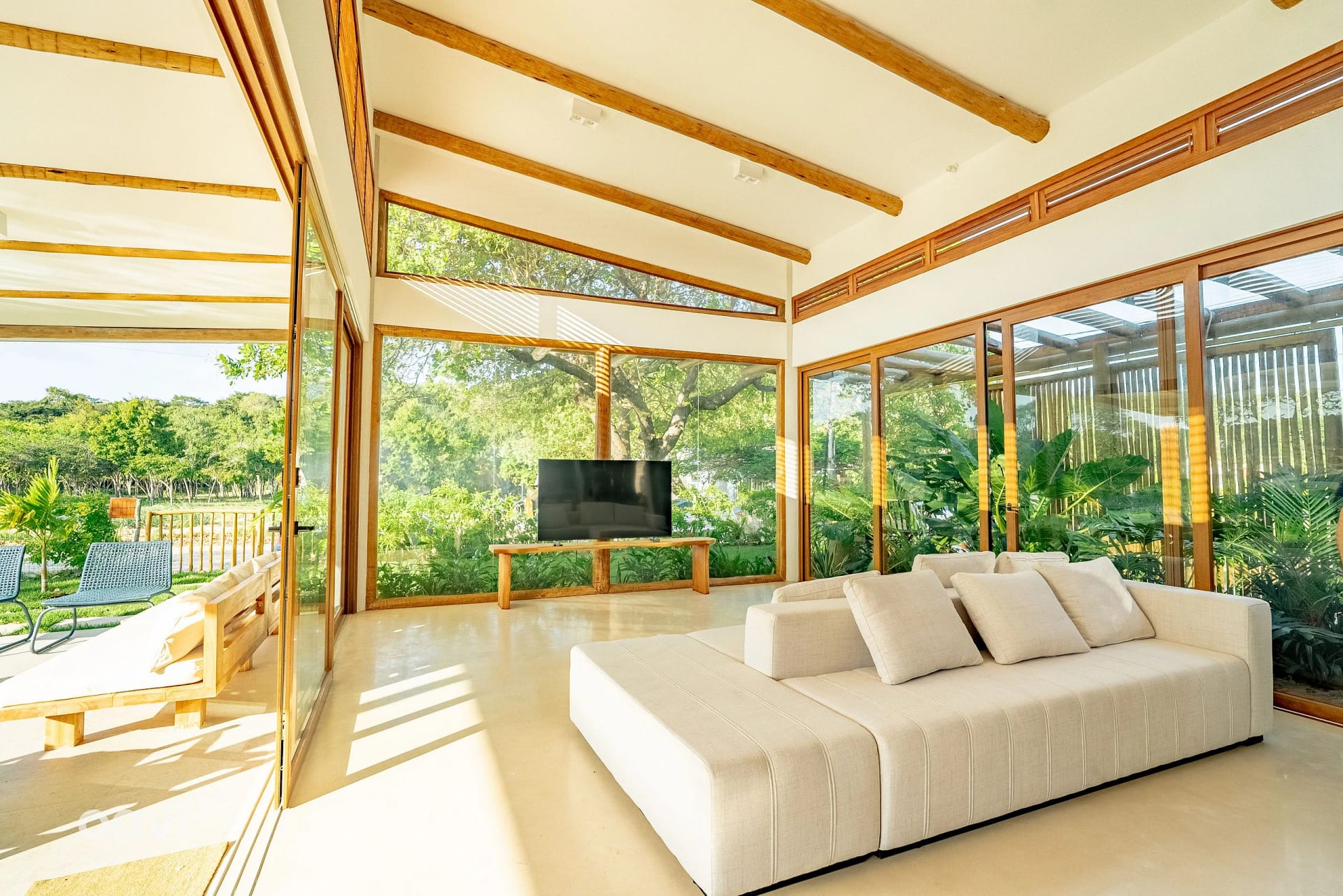 Sala de Estar — Casa Mar no Pipa Natureza by Qavi