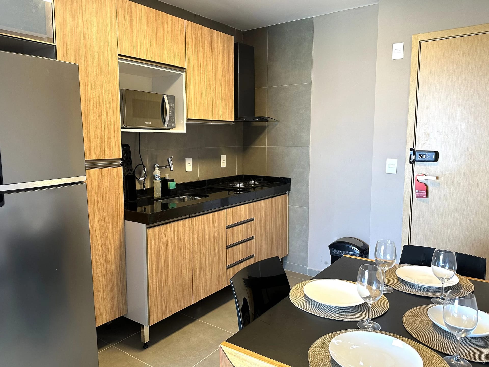 Kitchen or kitchenette — Loft Studio Maceió com Vista Mar by Qavi