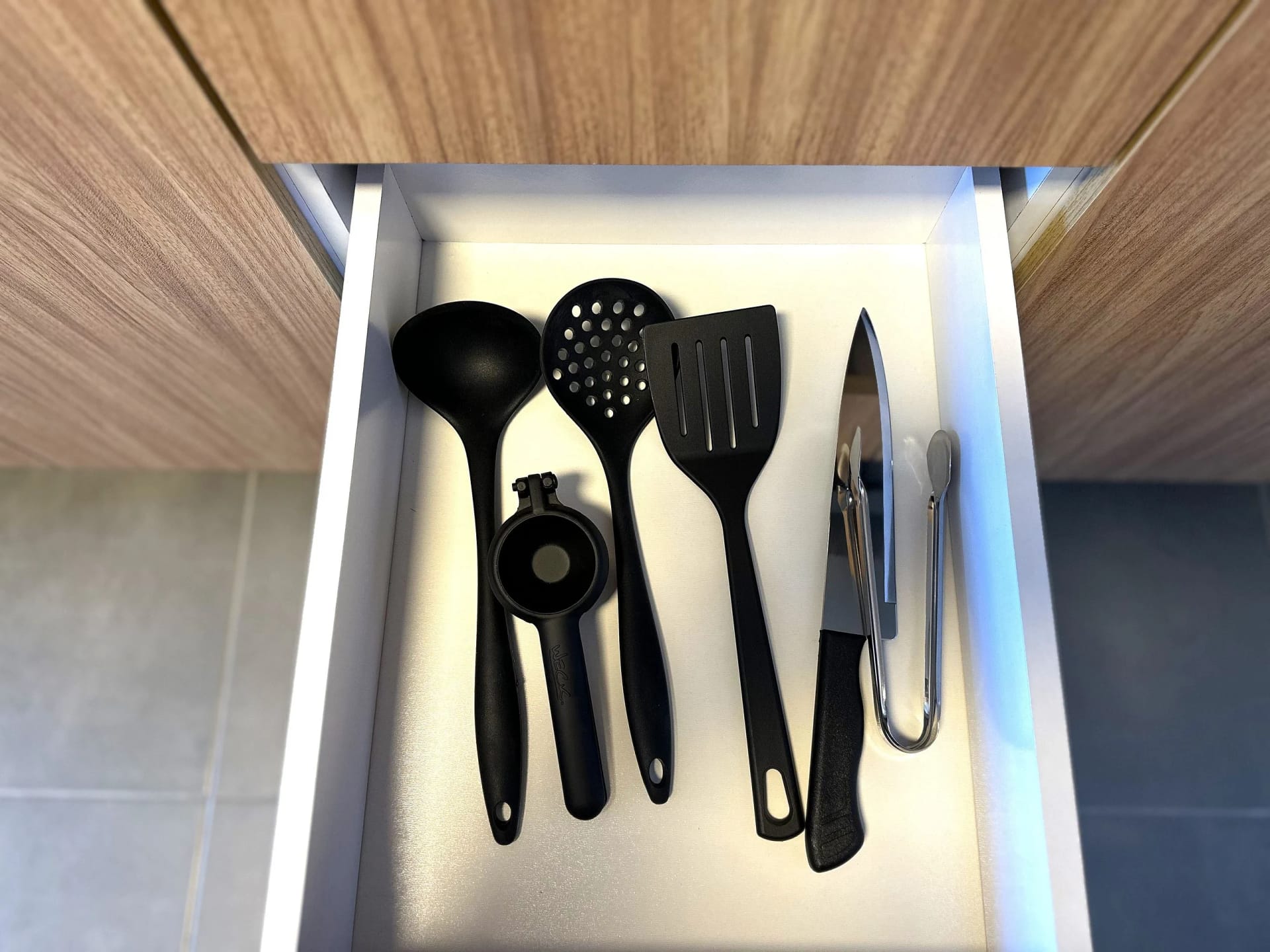Kitchen or kitchenette — Loft Studio Maceió com Vista Mar by Qavi