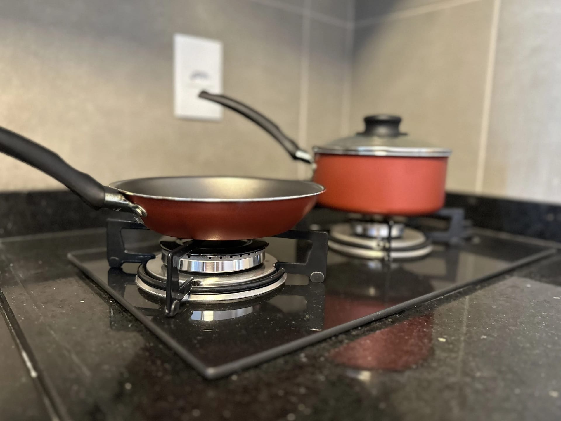 Kitchen or kitchenette — Loft Studio Maceió com Vista Mar by Qavi
