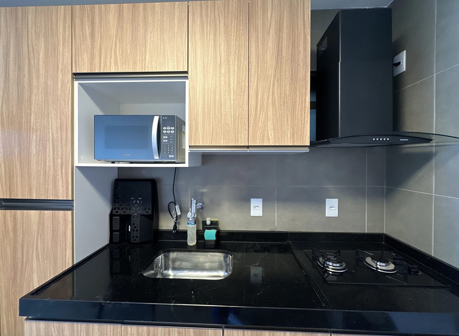 Kitchen or kitchenette — Loft Studio Maceió com Vista Mar by Qavi