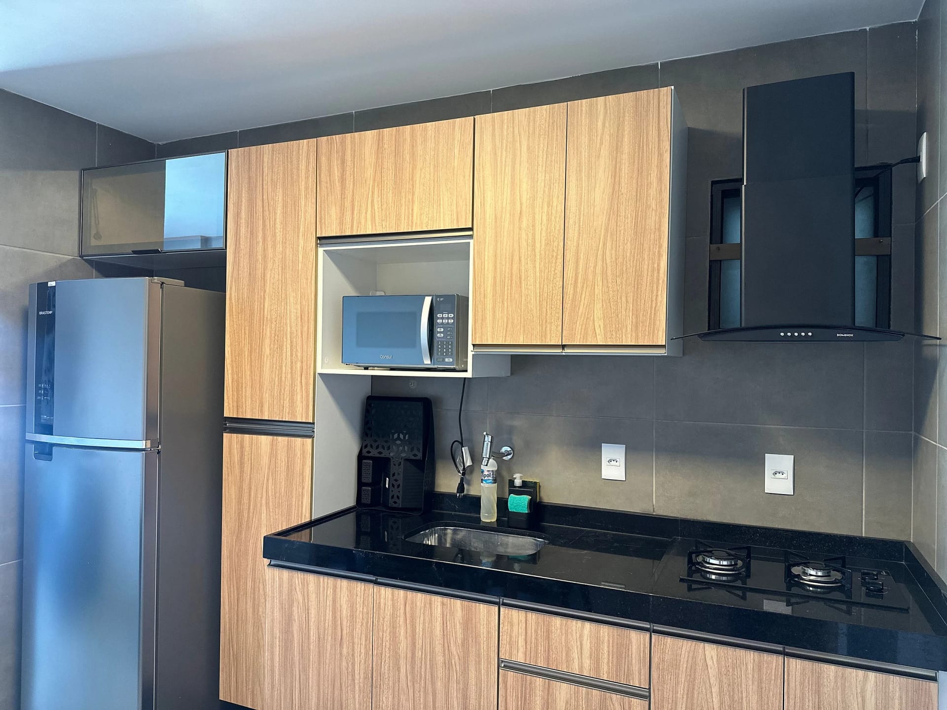 Kitchen or kitchenette — Loft Studio Maceió com Vista Mar by Qavi