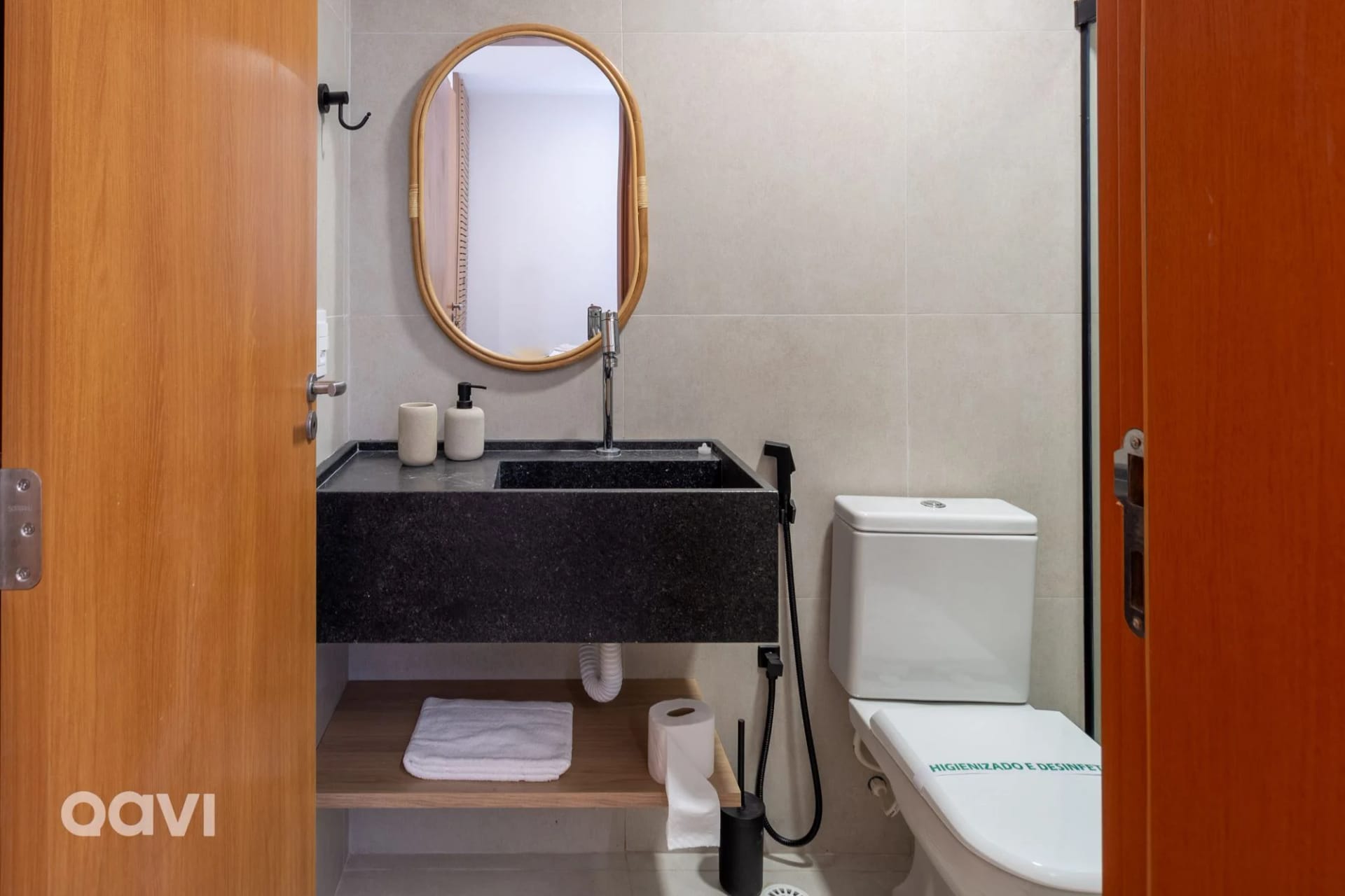 Cuarto de baño — Essence B 002 na Rota dos Milagres by Qavi