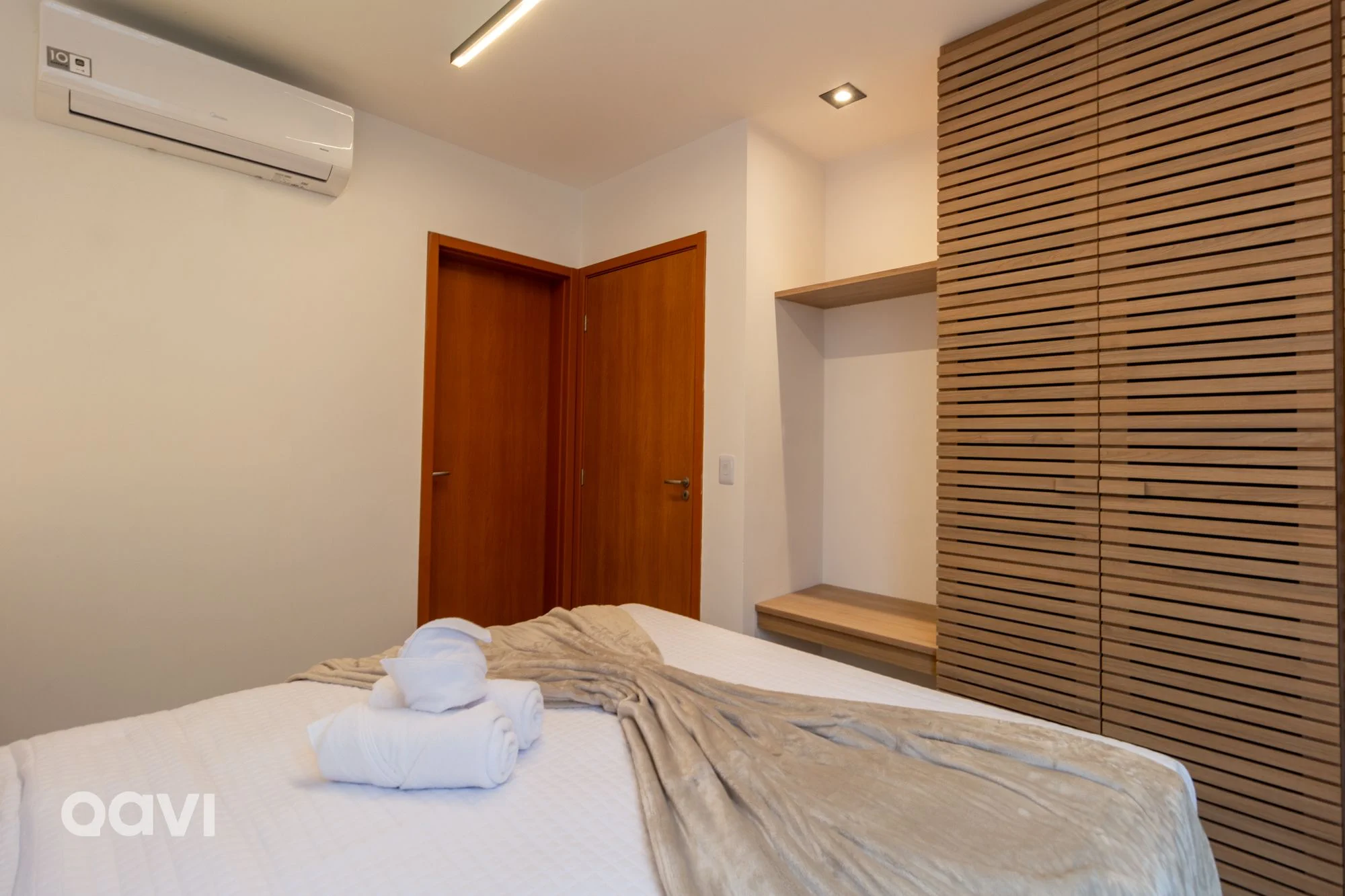 Dormitorio — Essence B 002 na Rota dos Milagres by Qavi
