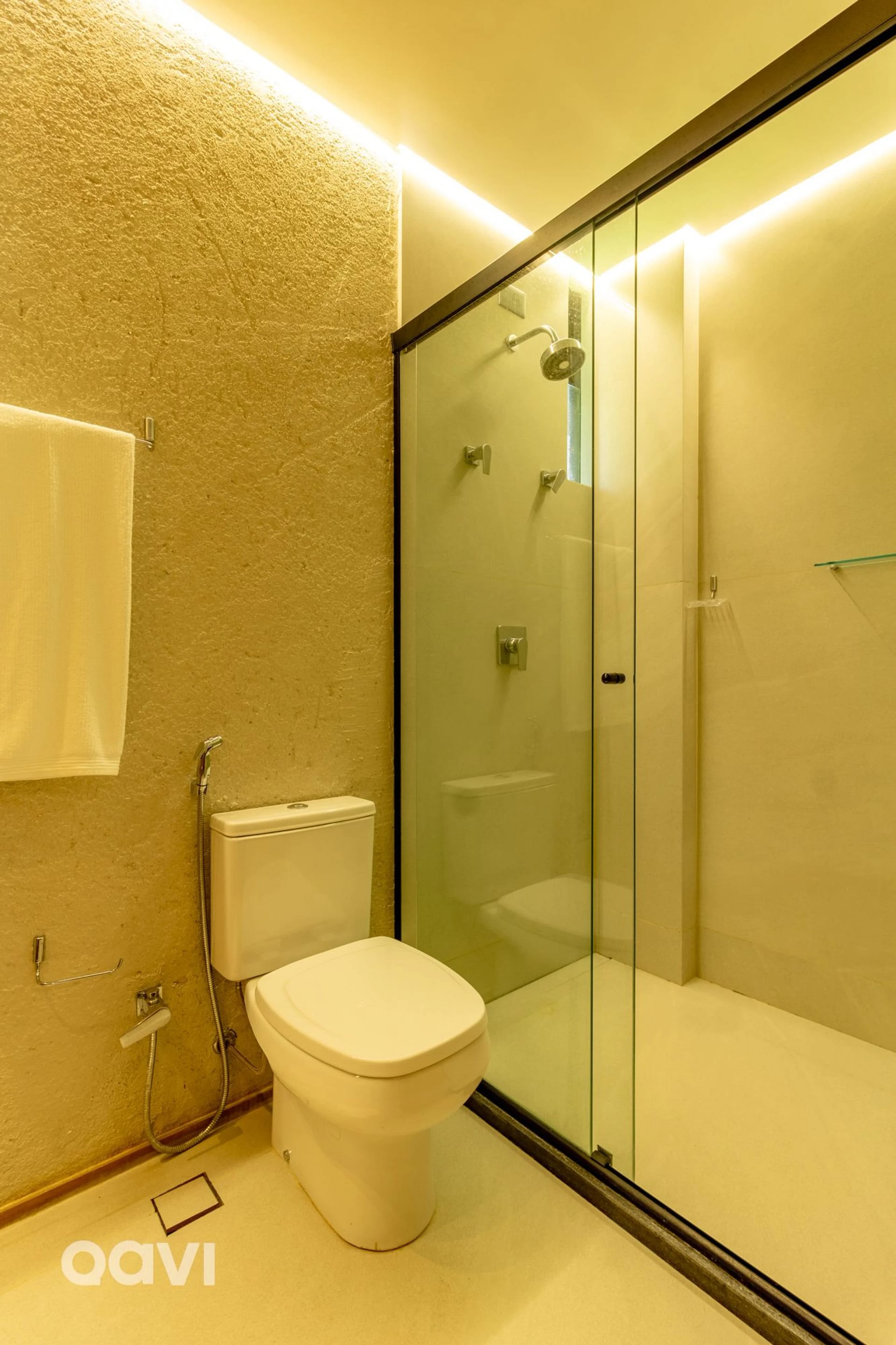 Toilet — Casa com Piscina em Condomínio Beira Mar by Qavi