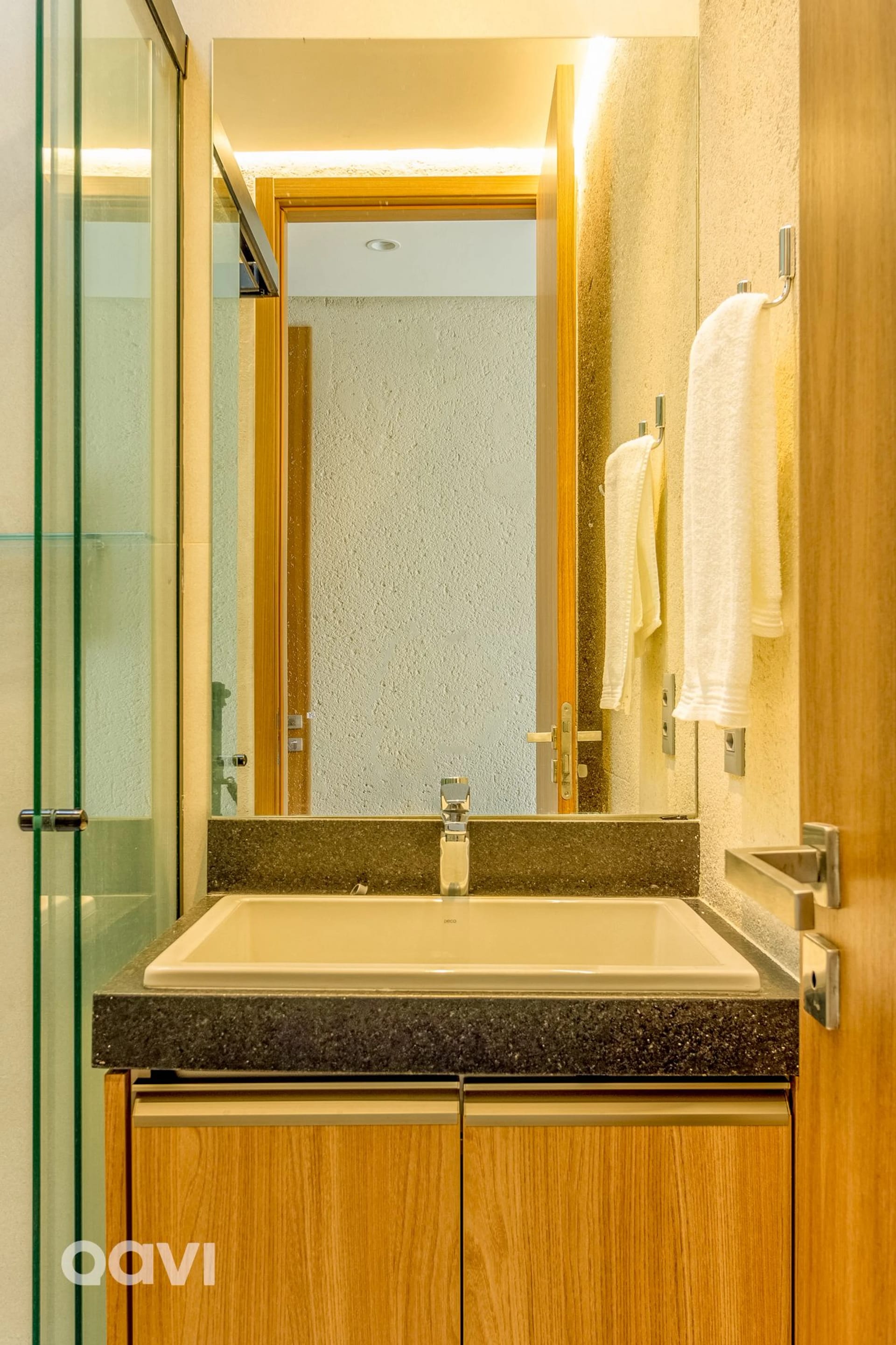 Bathroom — Casa com Piscina em Condomínio Beira Mar by Qavi