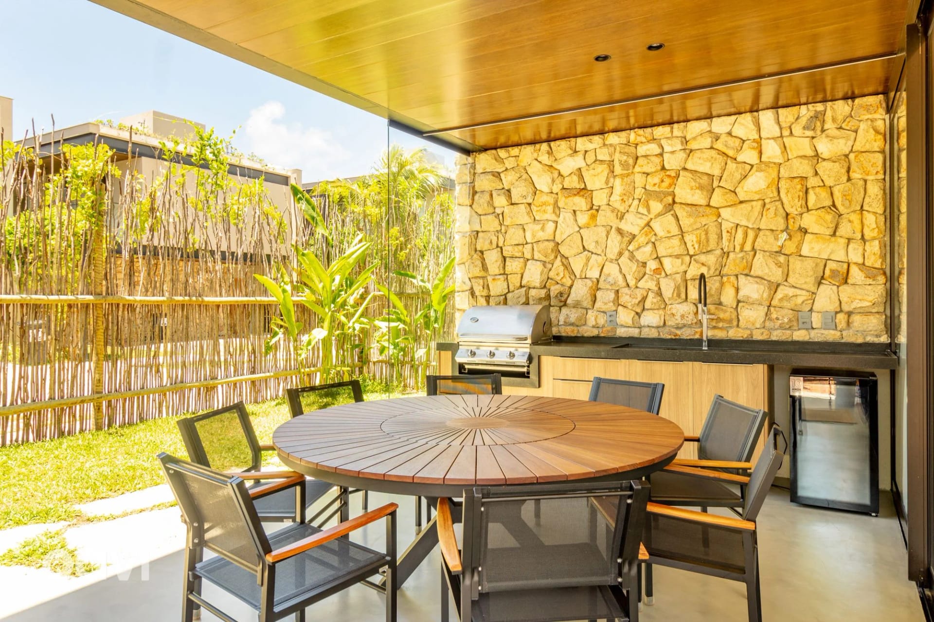 Balcony / Terrace — Casa com Piscina em Condomínio Beira Mar by Qavi