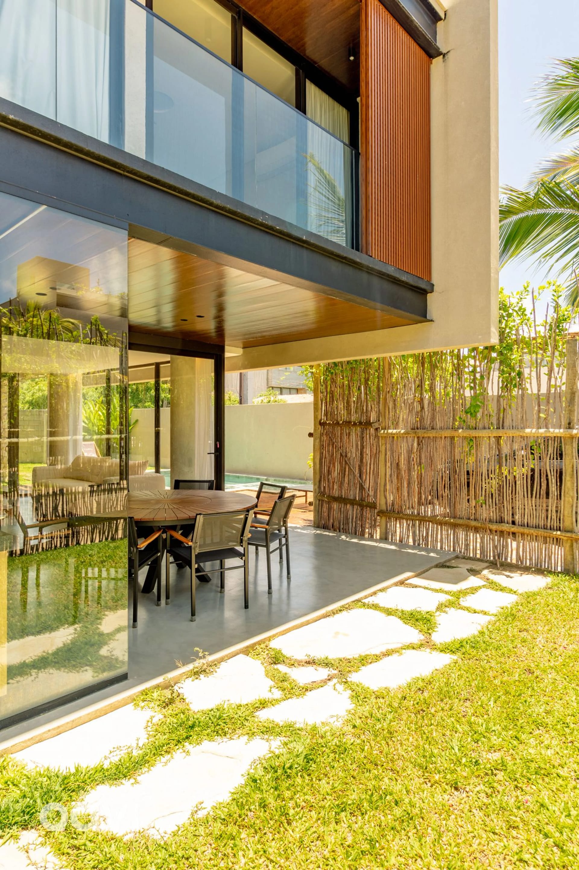 Balcony / Terrace — Casa com Piscina em Condomínio Beira Mar by Qavi