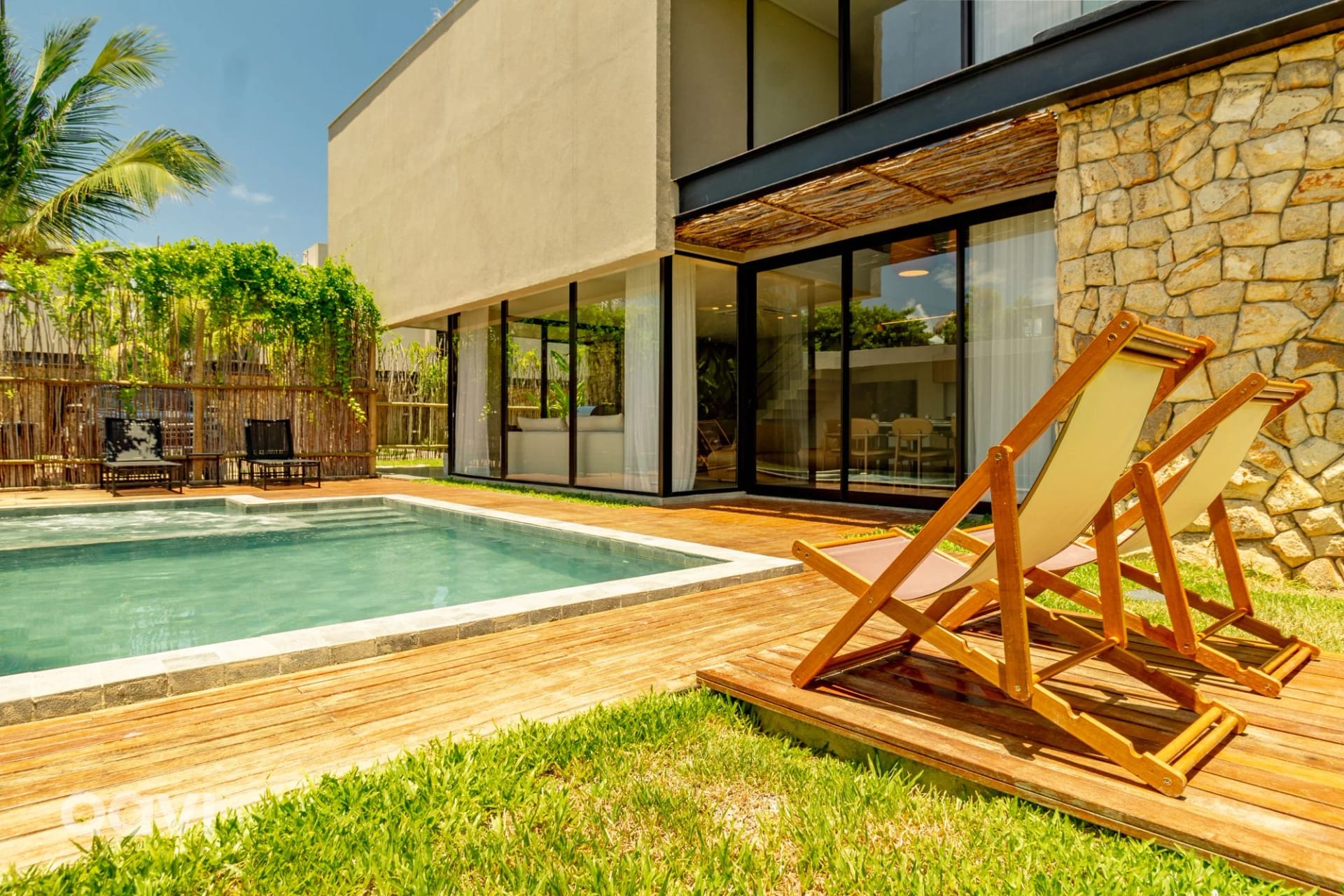 Swimming pool — Casa com Piscina em Condomínio Beira Mar by Qavi