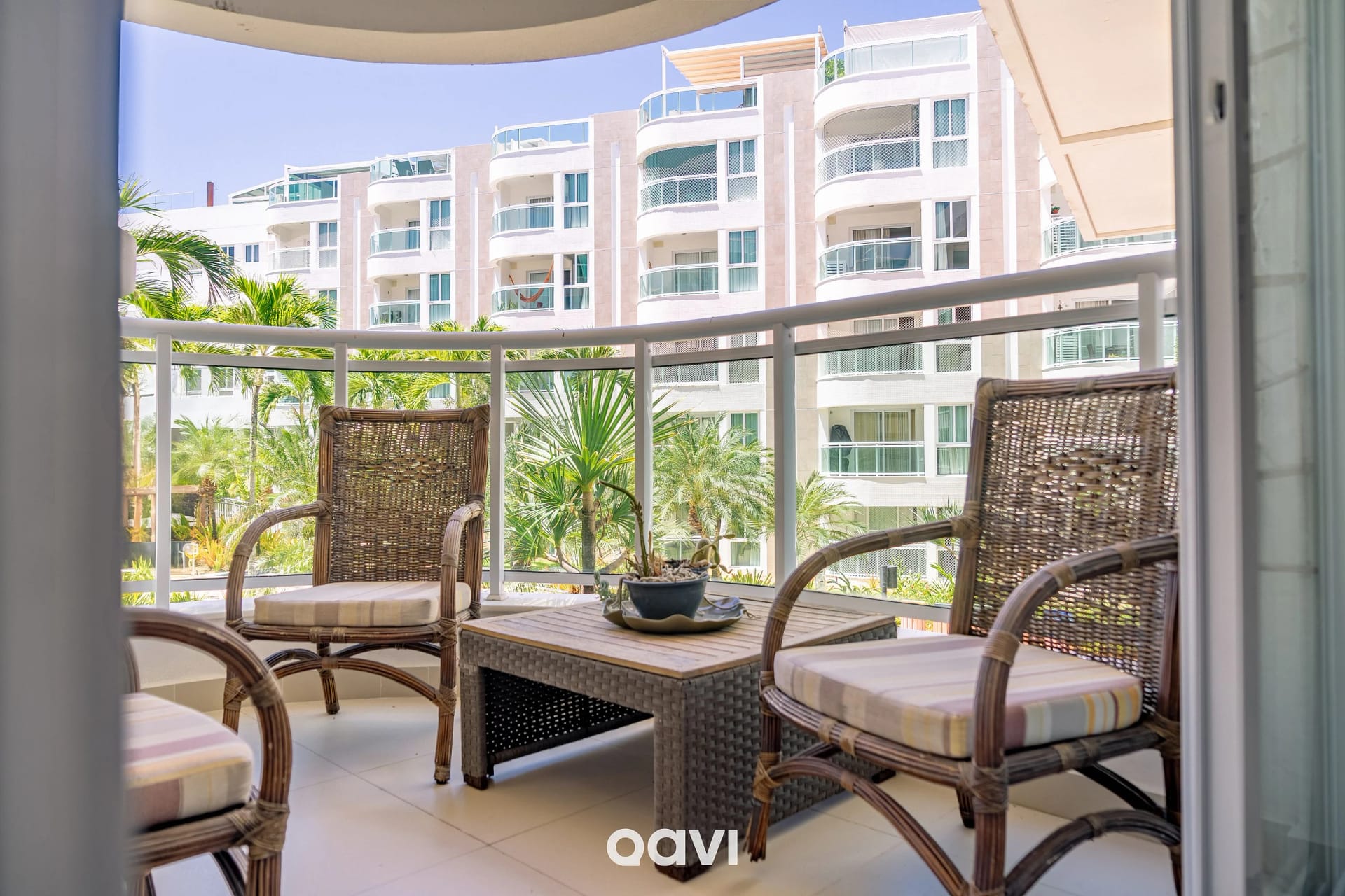 Fachada / Terraza — In Mare Bali Flat Bahamas by Qavi