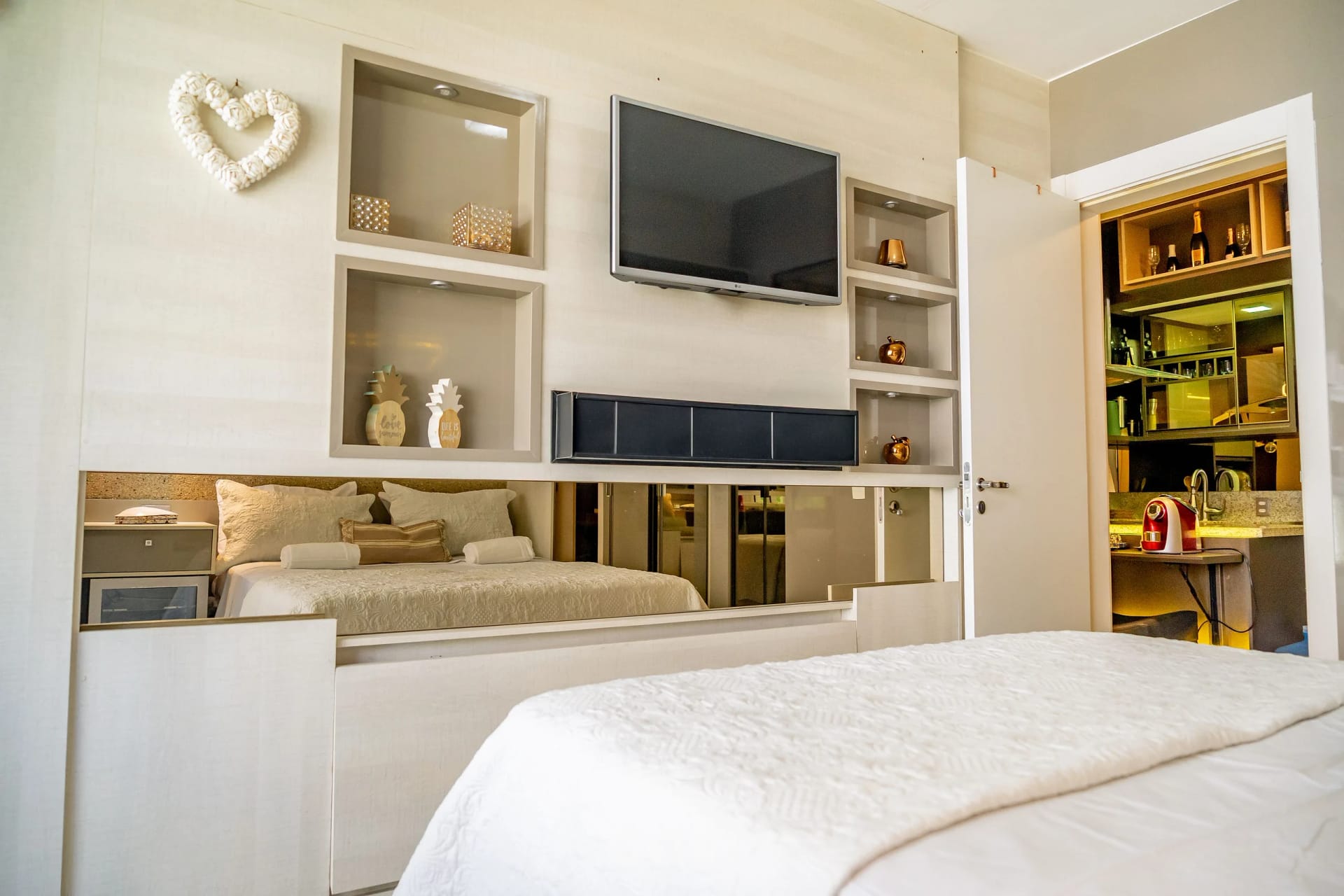TV y multimedia — In Mare Bali Flat Bahamas by Qavi