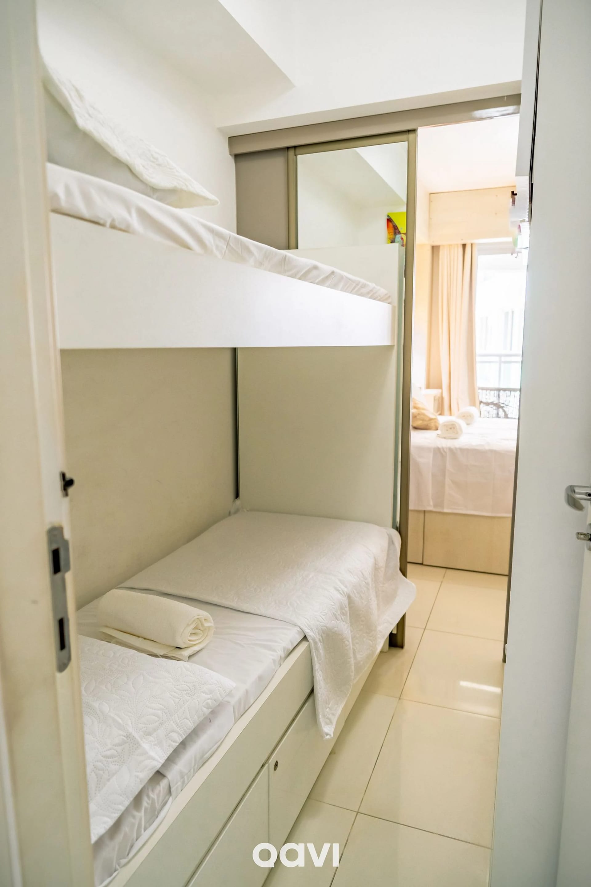 Cucheta — In Mare Bali Flat Bahamas by Qavi