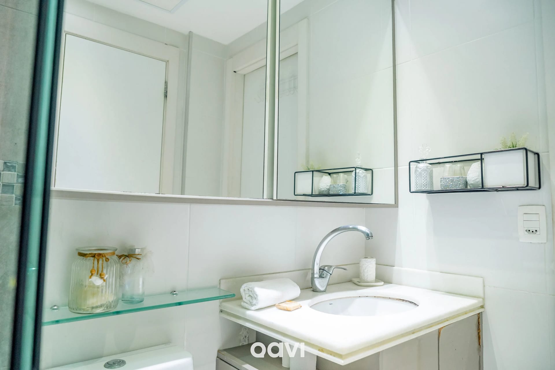 Baño — In Mare Bali Flat Bahamas by Qavi