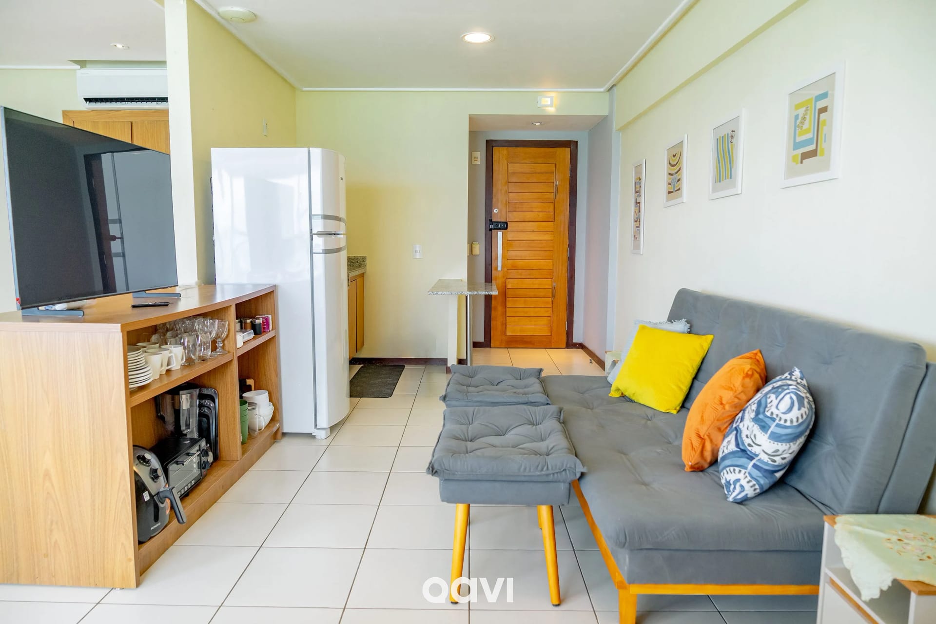 Sala de Estar — Flat vista mar em Petrópolis by Qavi