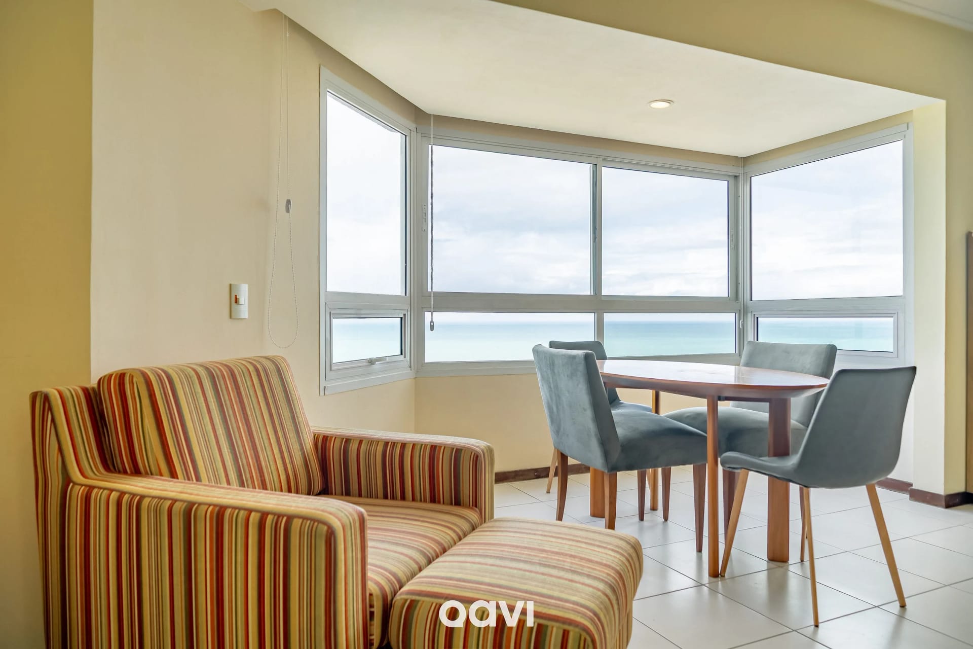 Sala de Estar — Flat vista mar em Petrópolis by Qavi