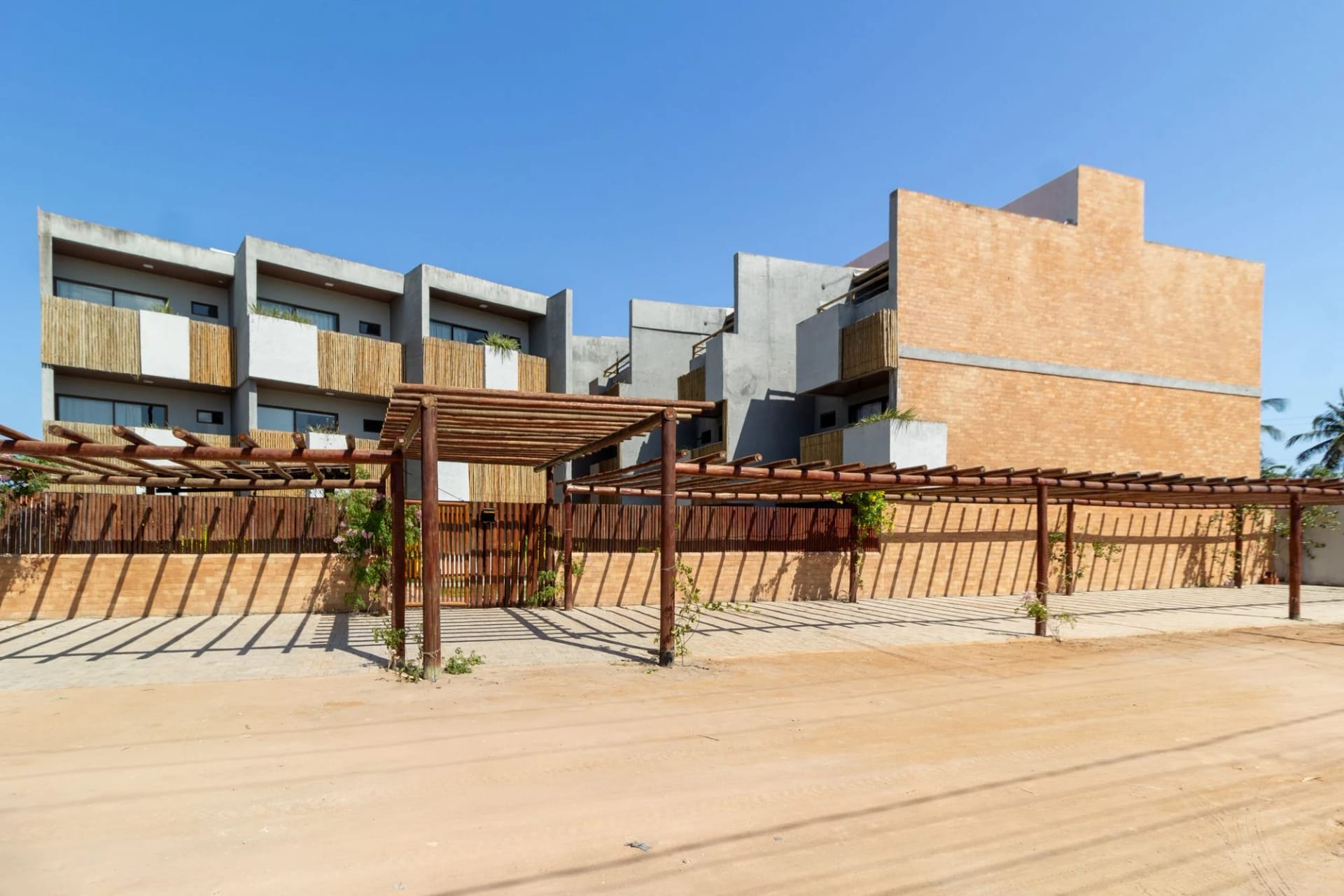 Fachada — Triplex com piscina na praia do Patacho by Qavi