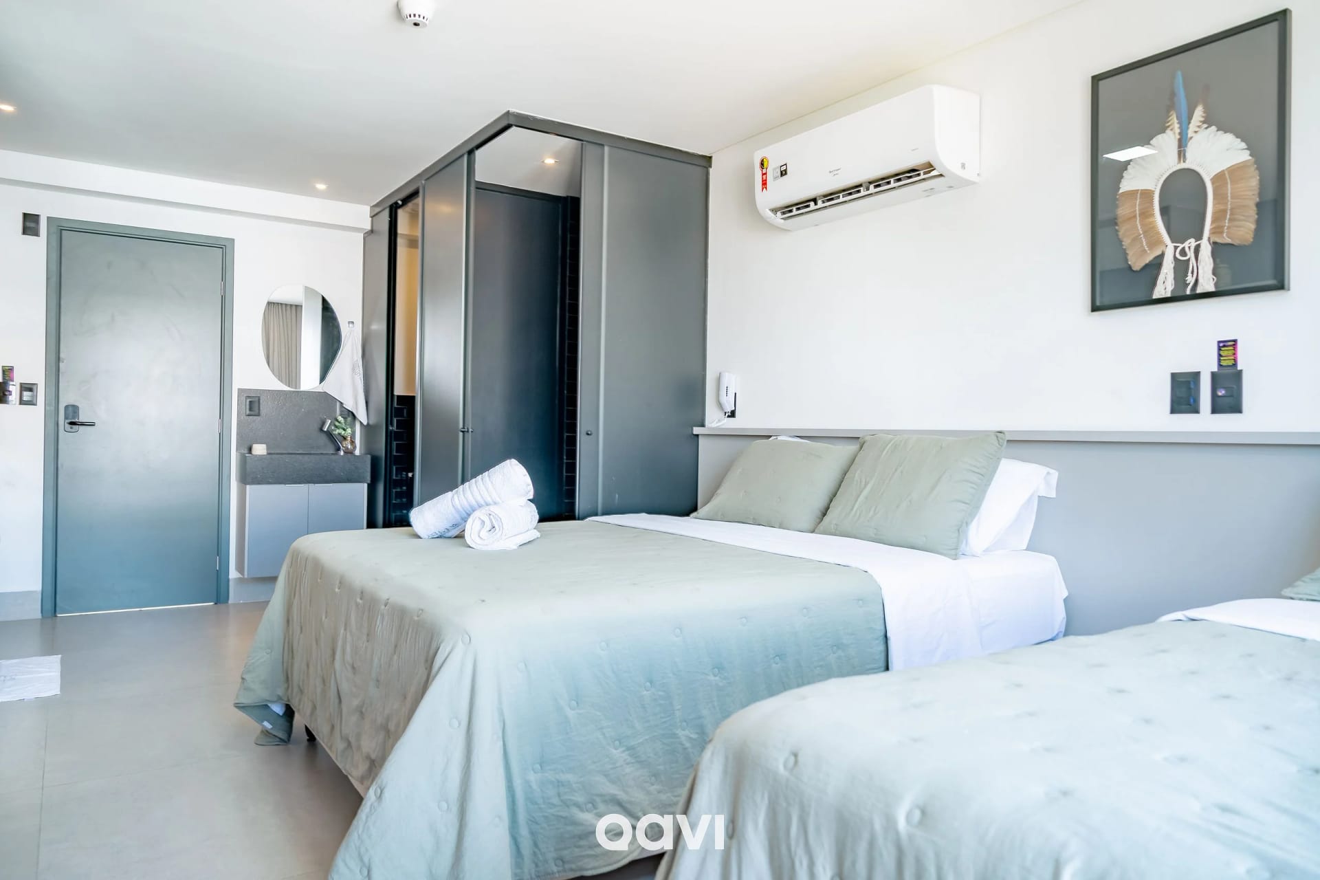 Foto de todo o quarto — Studio Essencial Get by Side João Pessoa by Qavi