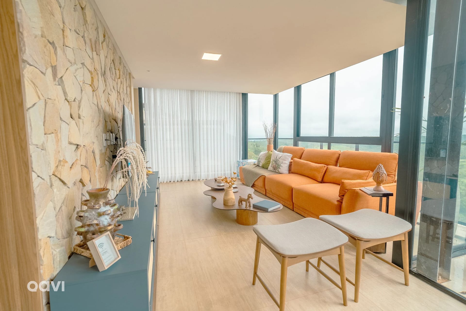 Living Room — Casa de alto padrão no Reserva Alteza by QAVI