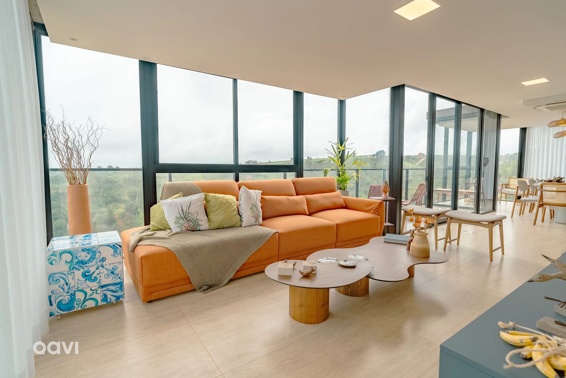 Living Room — Casa de alto padrão no Reserva Alteza by QAVI
