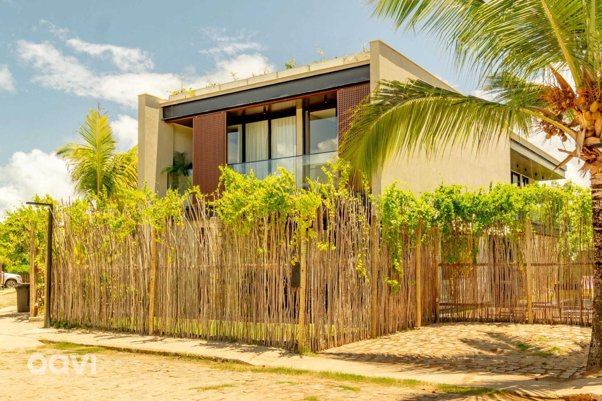Facade / entrance — Casa com Piscina em Condomínio Beira Mar by Qavi
