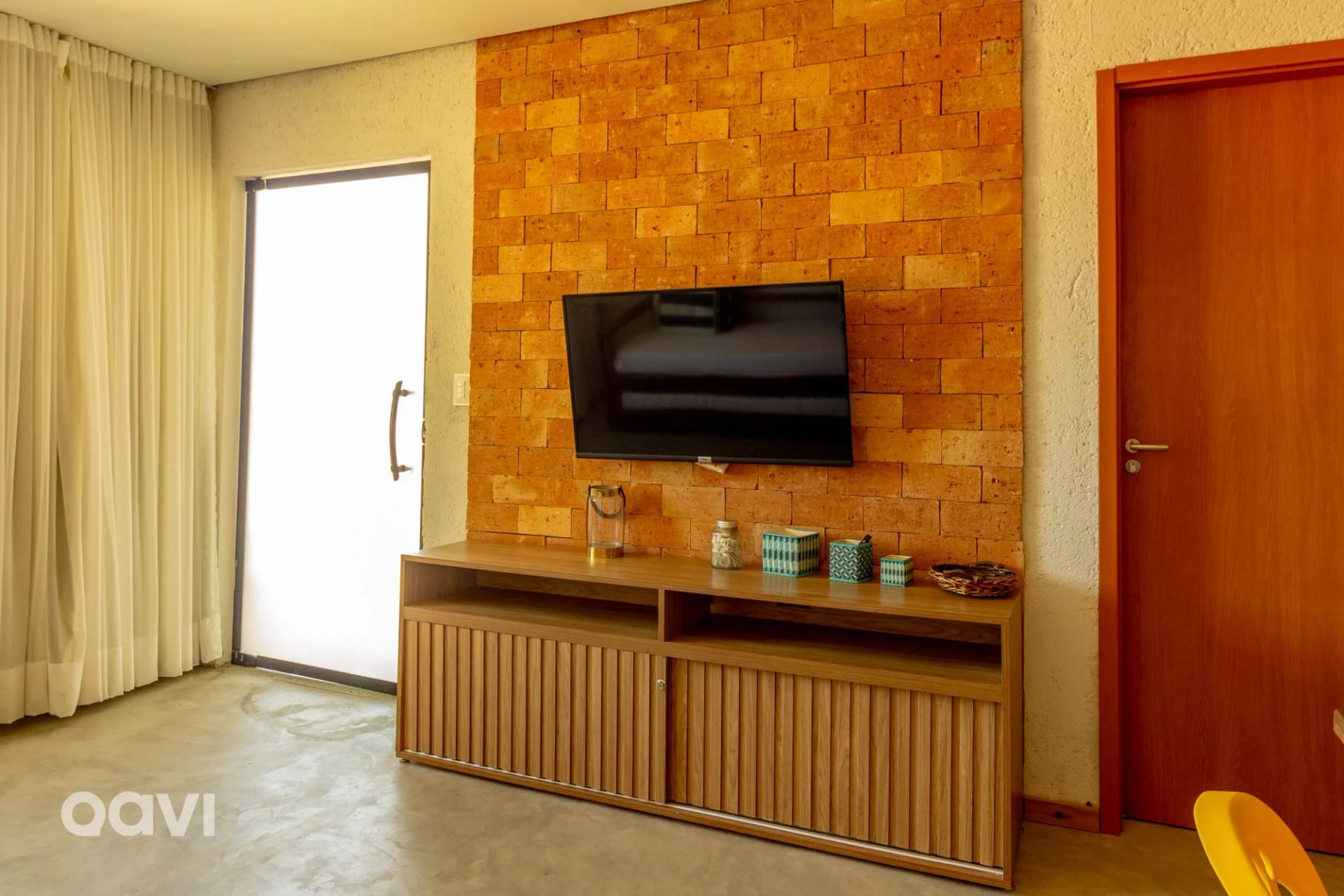 Lounge compartilhado / Sala de TV — Casa com Piscina Privativa Lambari 107 by Qavi