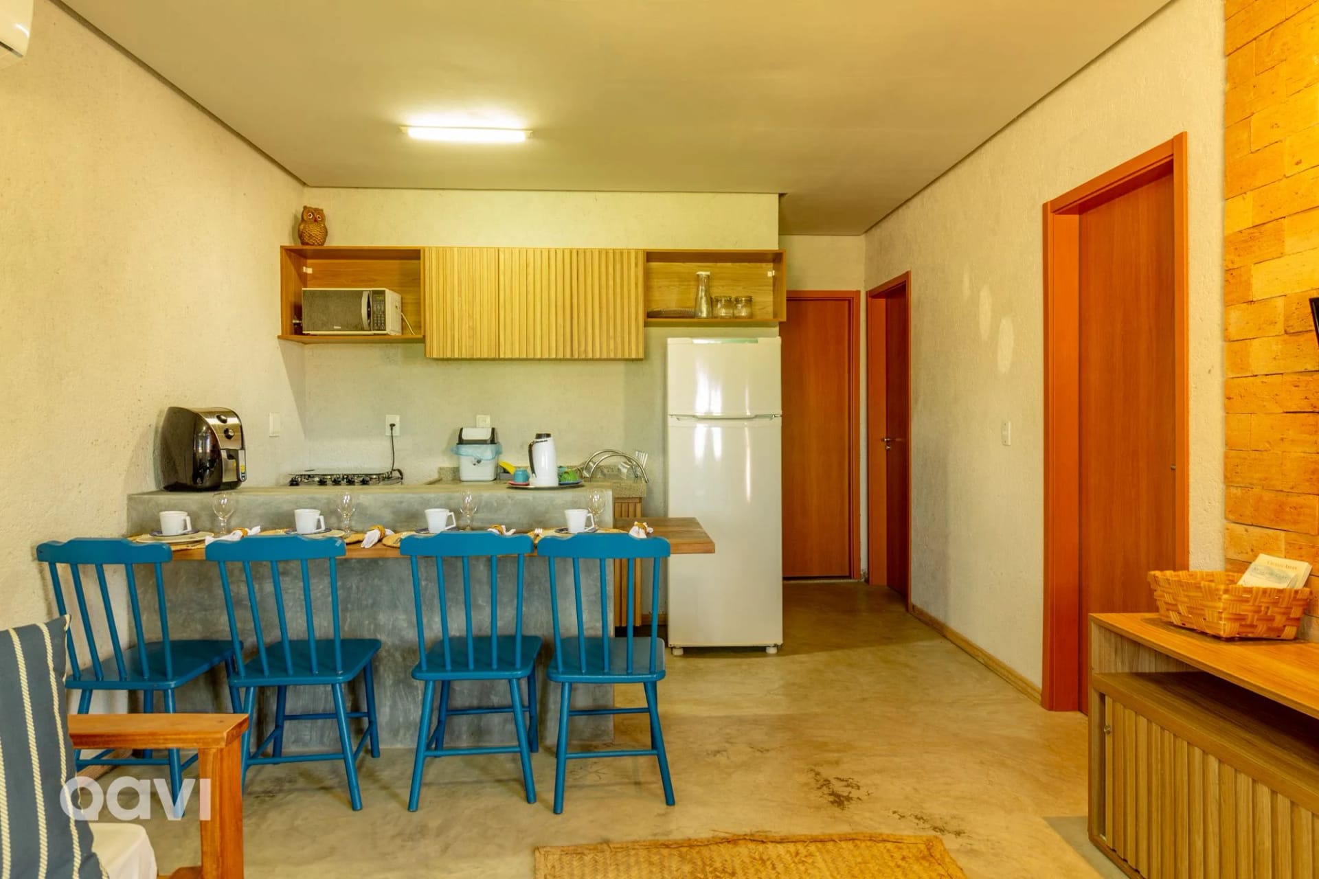 Lounge compartilhado / Sala de TV — Casa com Piscina Privativa Lambari 06 by Qavi