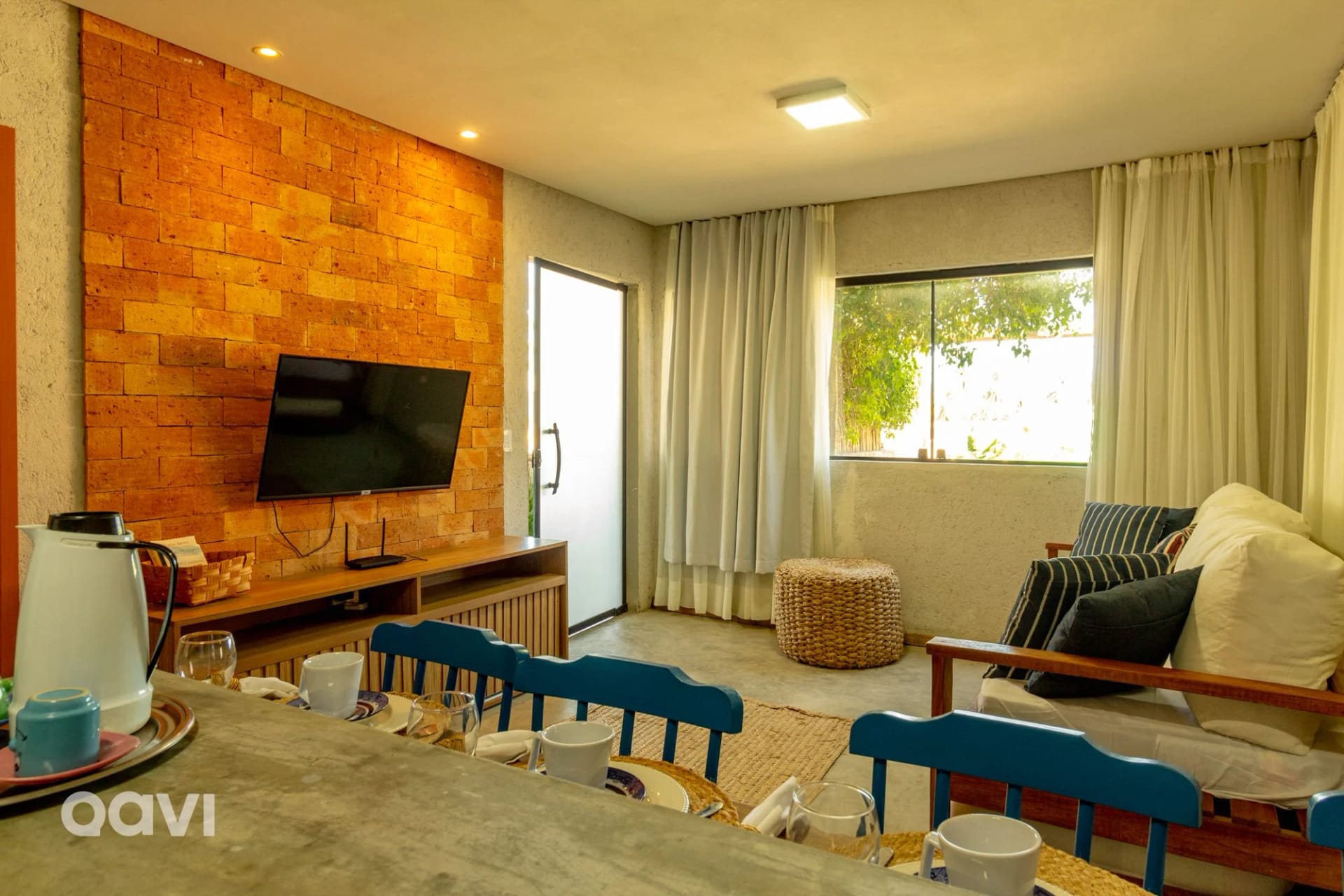 Lounge compartilhado / Sala de TV — Casa com Piscina Privativa Lambari 06 by Qavi