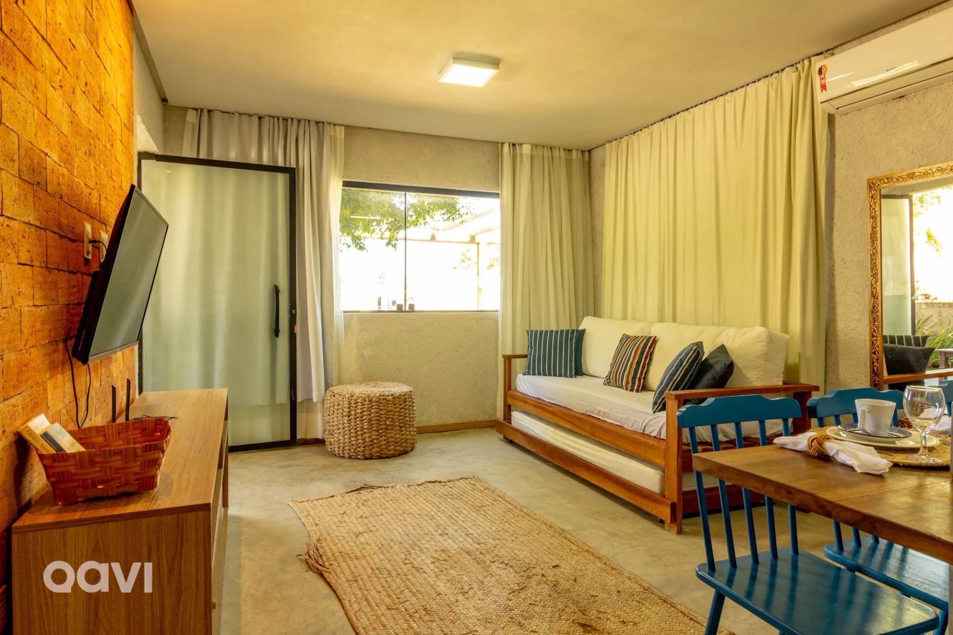 Lounge compartilhado / Sala de TV — Casa com Piscina Privativa Lambari 06 by Qavi