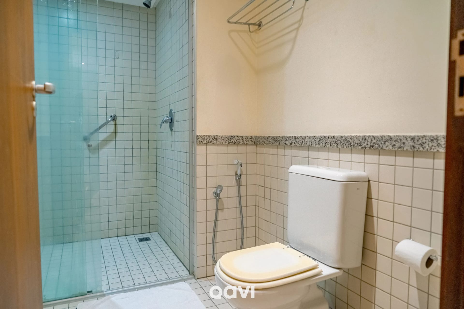 Toilet — Flat 1109 Vista Parcial Mar em Petrópolis by Qavi