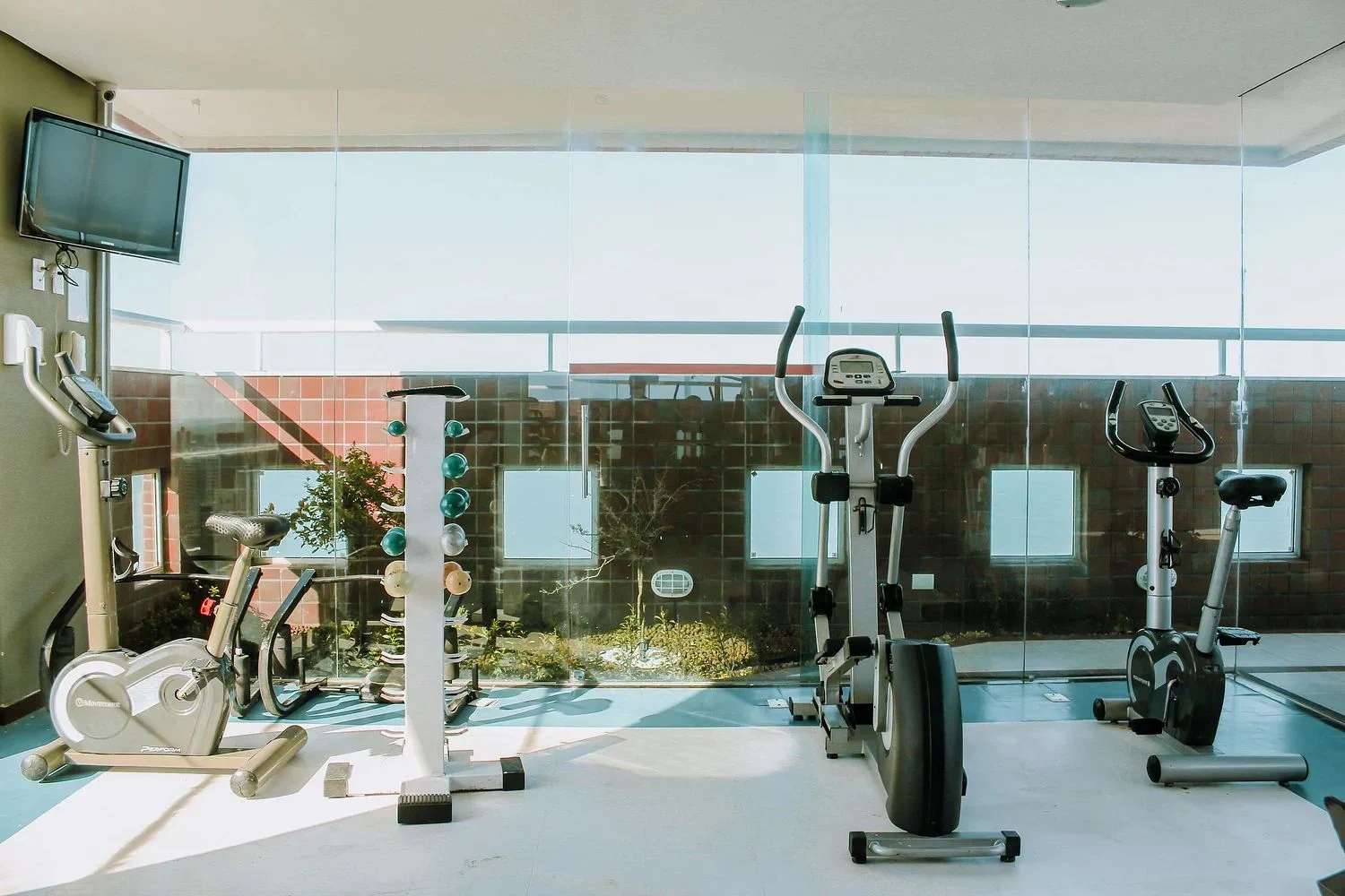 Fitness centre/facilities — Flat 1109 Vista Parcial Mar em Petrópolis by Qavi