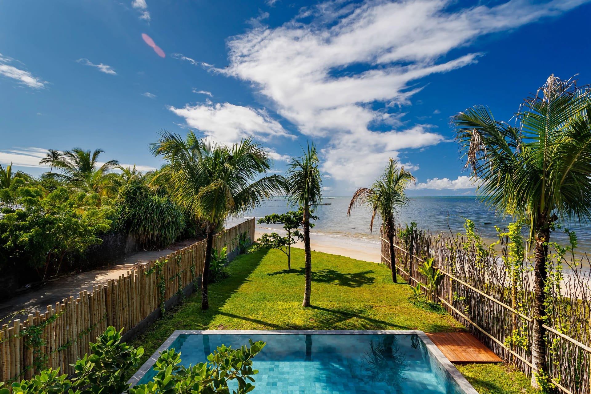 Vista (da propriedade / quarto) — Casa de Luxo Beira Mar em Milagres by Qavi