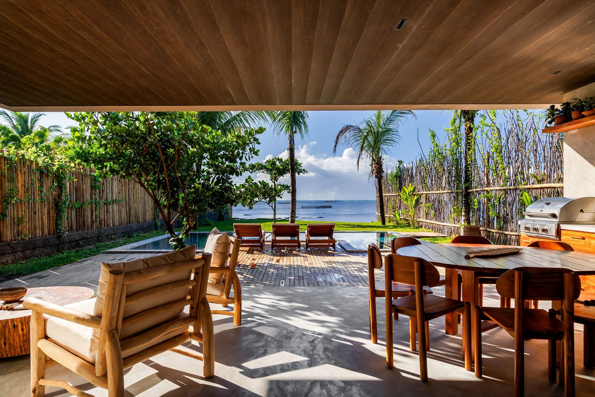 Varanda / Terraço — Casa de Luxo Beira Mar em Milagres by Qavi
