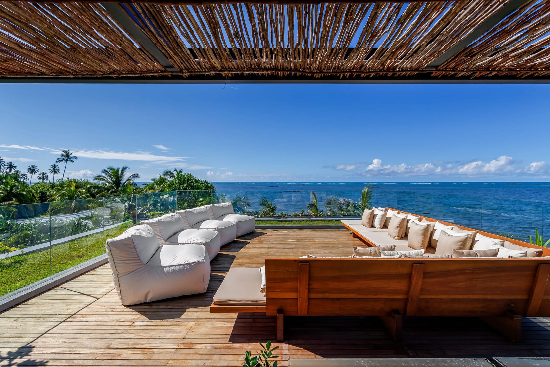 Varanda / Terraço — Casa de Luxo Beira Mar em Milagres by Qavi