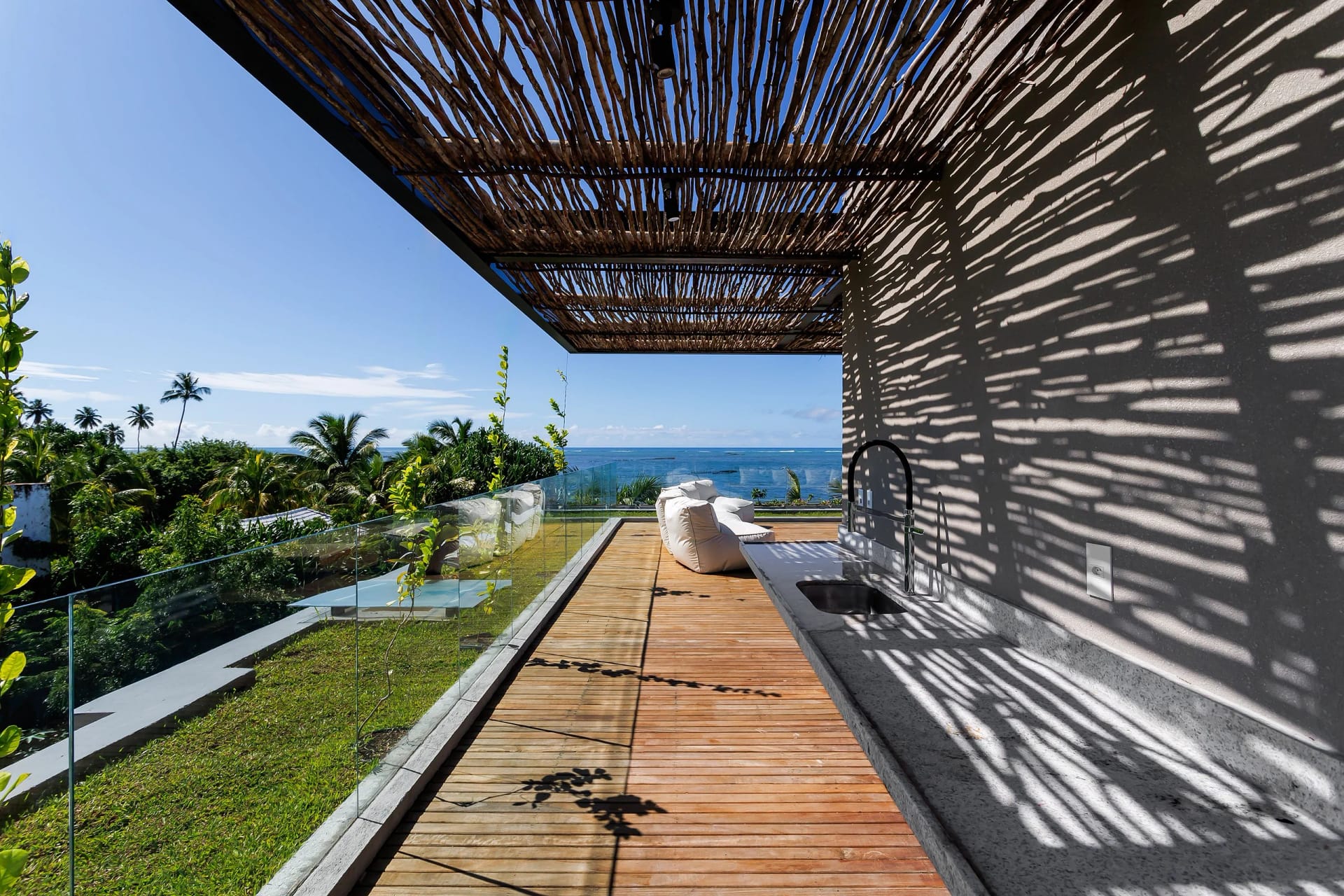Varanda / Terraço — Casa de Luxo Beira Mar em Milagres by Qavi
