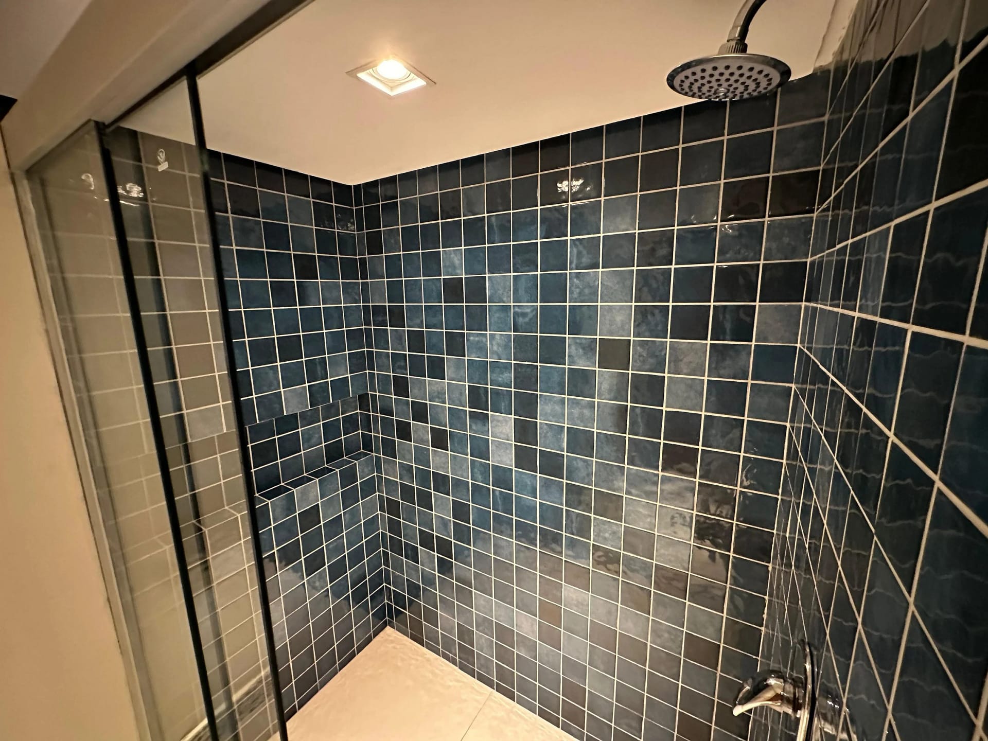 Baño — Flat Vista Parcial Mar em Petrópolis by Qavi